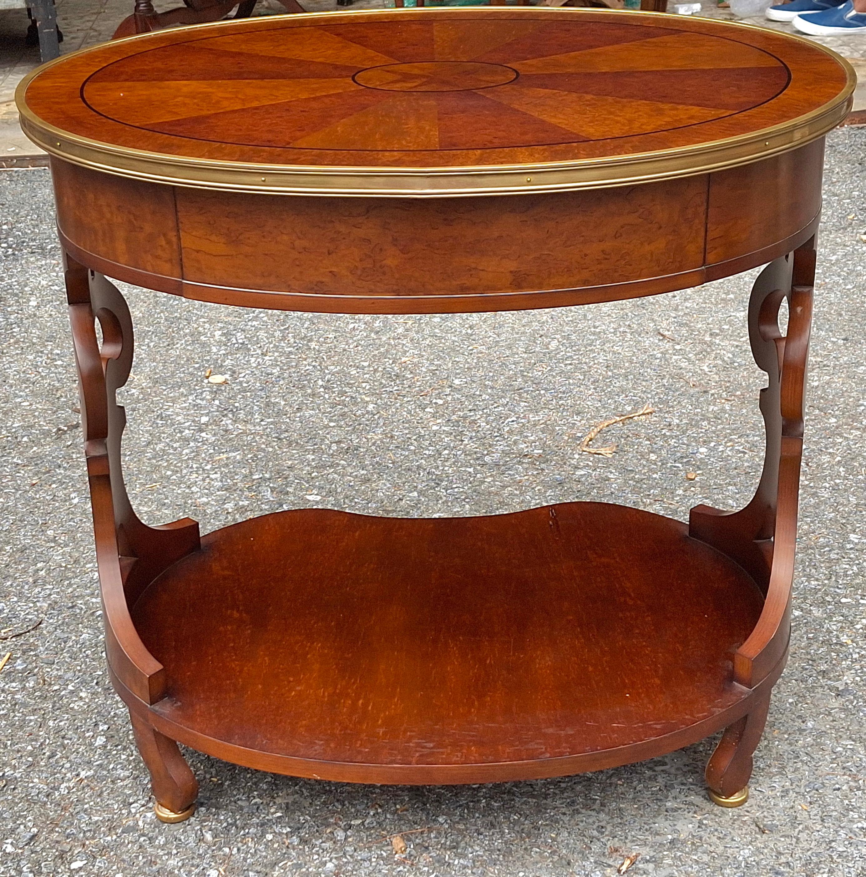 XX secolo Tavolino in mogano con montatura in ottone di John Widdicomb in vendita