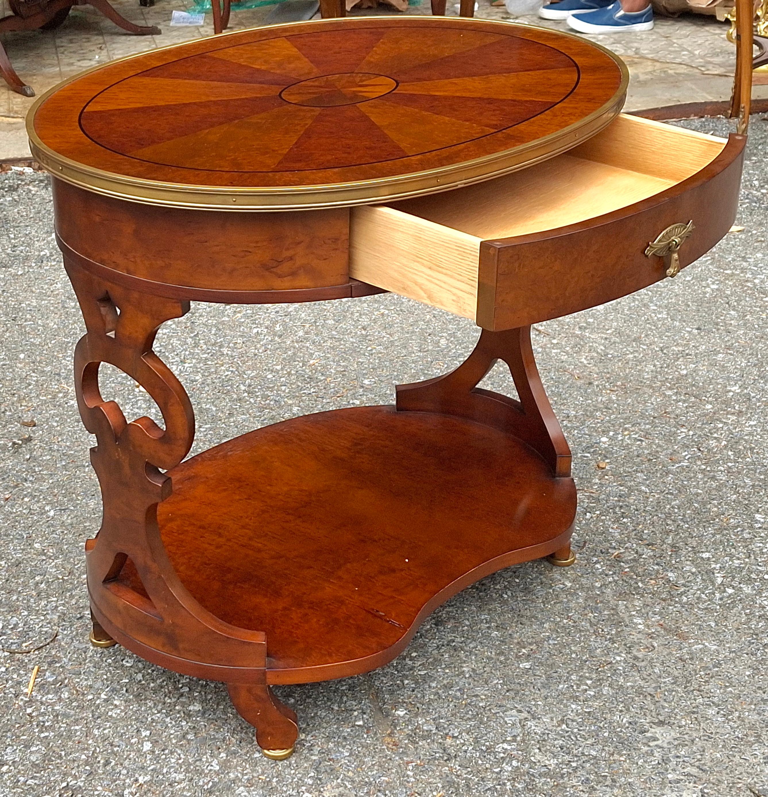 Ottone Tavolino in mogano con montatura in ottone di John Widdicomb in vendita
