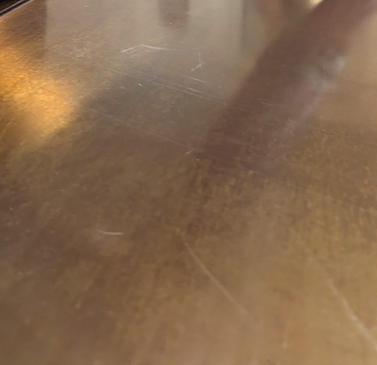 Table d'appoint John Widdicomb avec plateau en laiton patiné Bon état - En vente à New York, NY