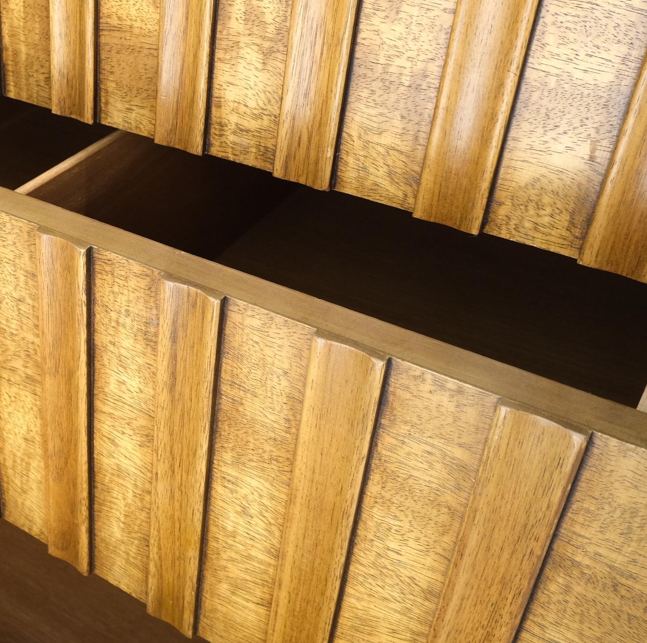 John Widdicomb Brass Star Shape Pulls 9 Drawers Long Dresser Credenza Light Wood In Good Condition In Rockaway, NJ
