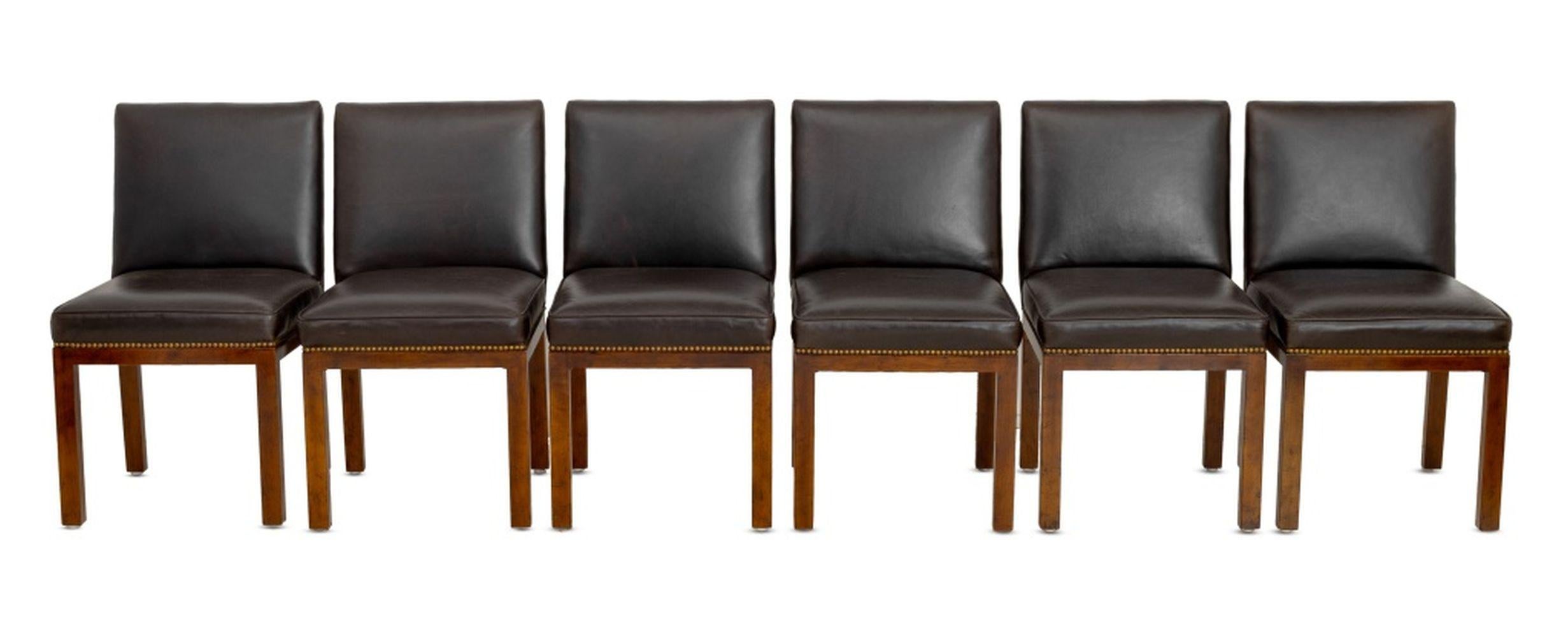 Set di sei sedie da pranzo John Widdicomb rivestite in pelle marrone cioccolato, ognuna con finiture rivettate e targhetta 