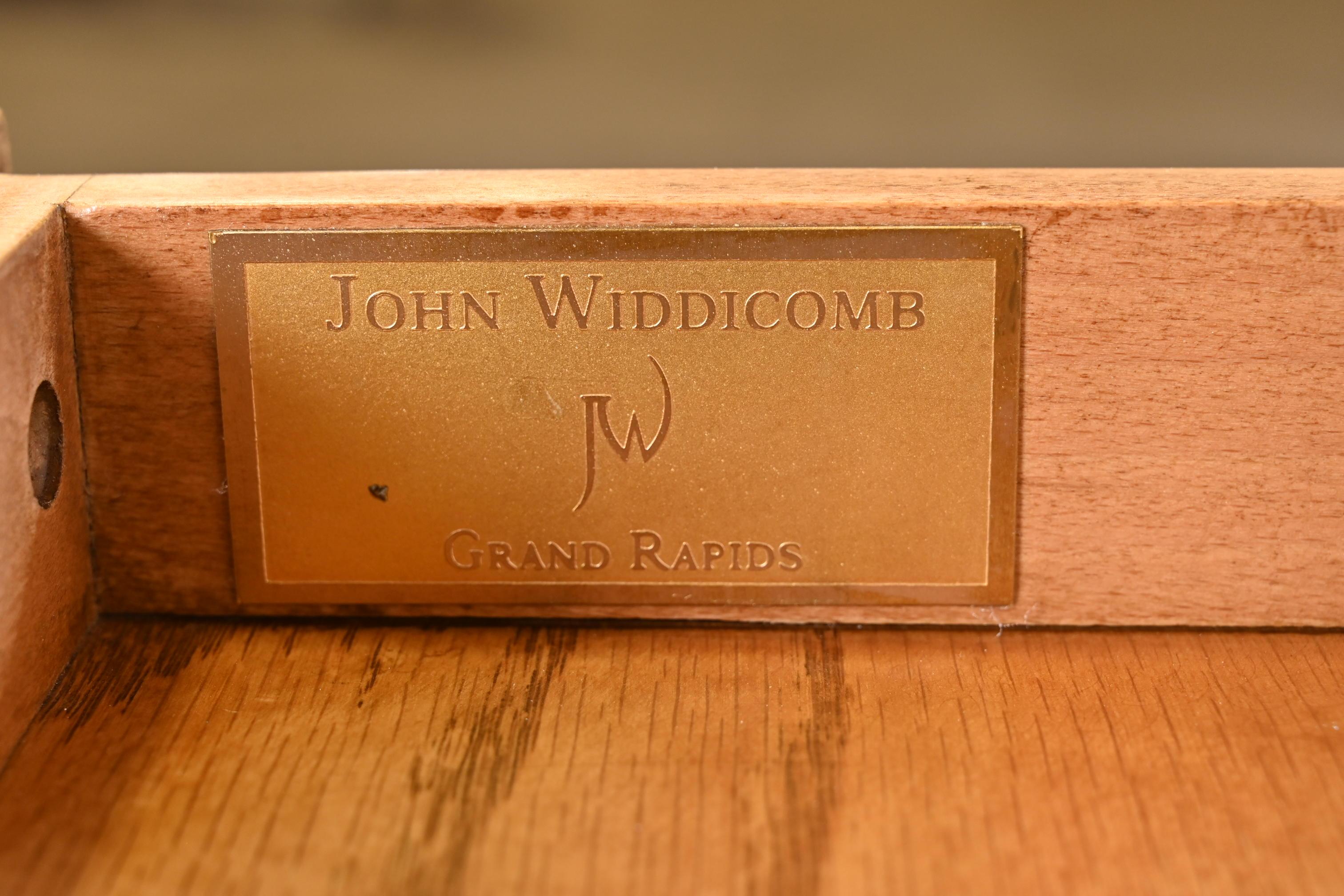 Bureau de direction en bois de ronce et laiton de John Widdicomb, nouvellement rénové en vente 7