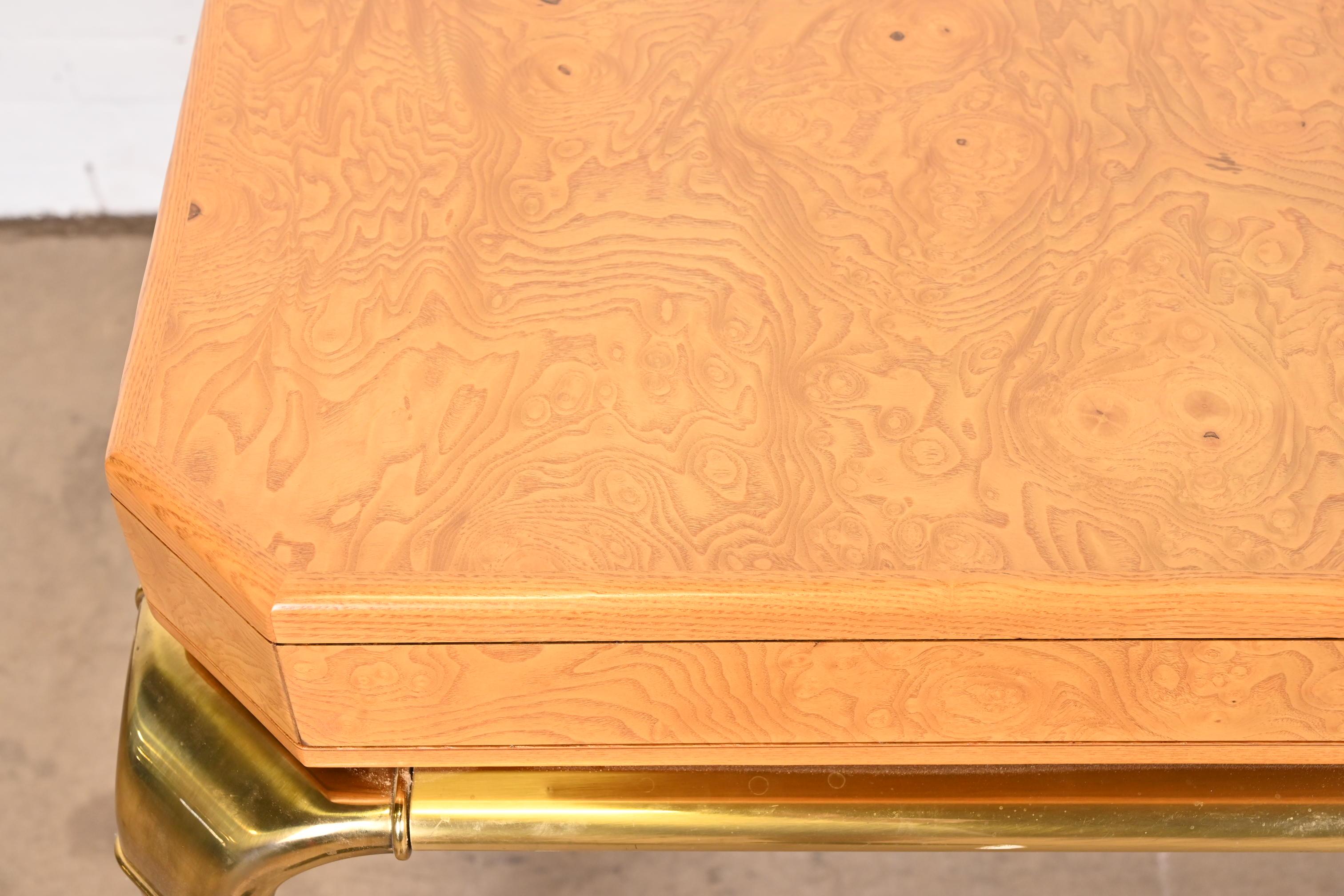 Escritorio ejecutivo John Widdicomb de madera burl y latón, recién acabado en venta 10