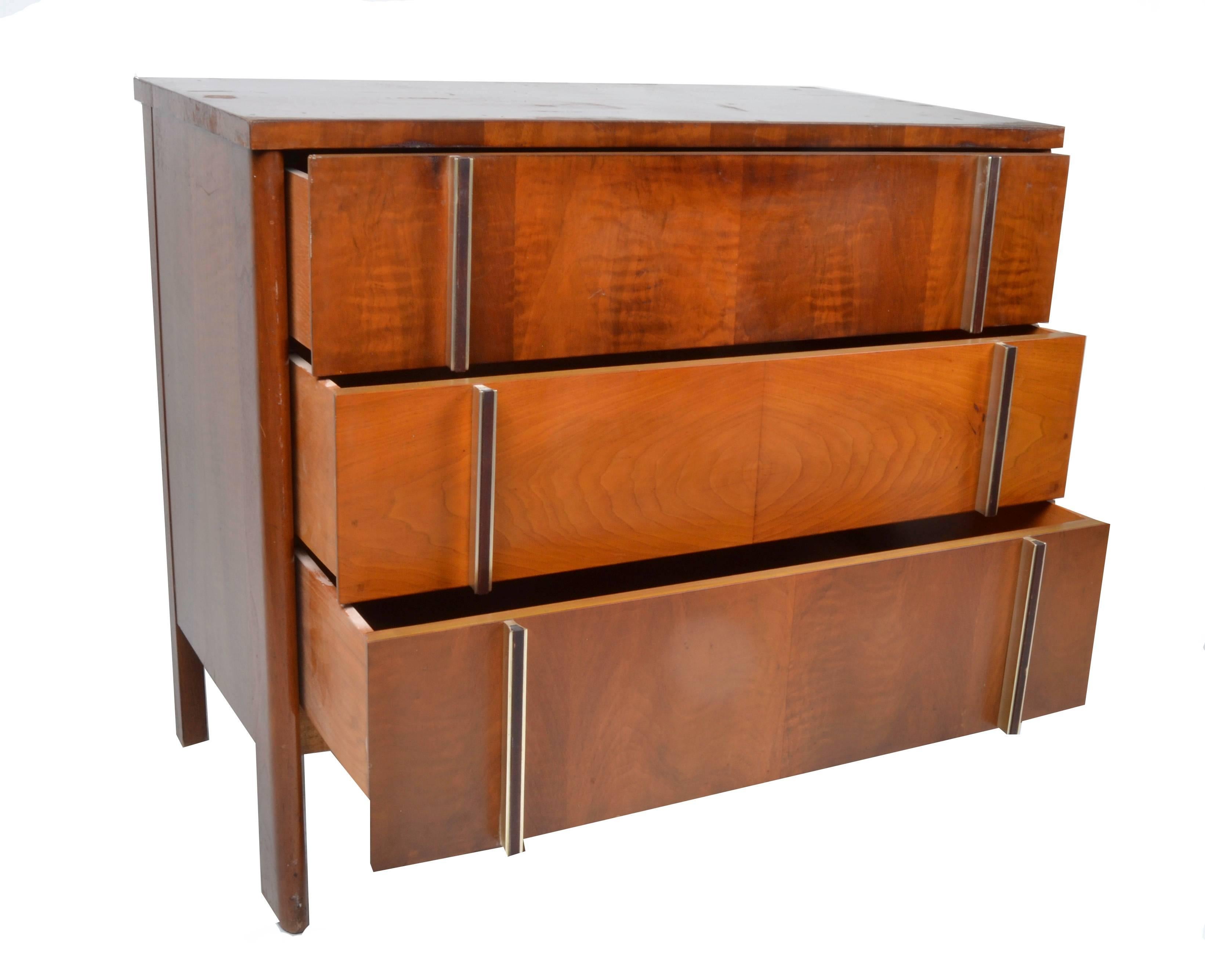 Mid-Century Modern Dresser or Chest of drawers designed by Dale Ford for John Widdicomb.
Features 3 drawers for lots of storage space.
Makers Brandmark inside the drawers.
 