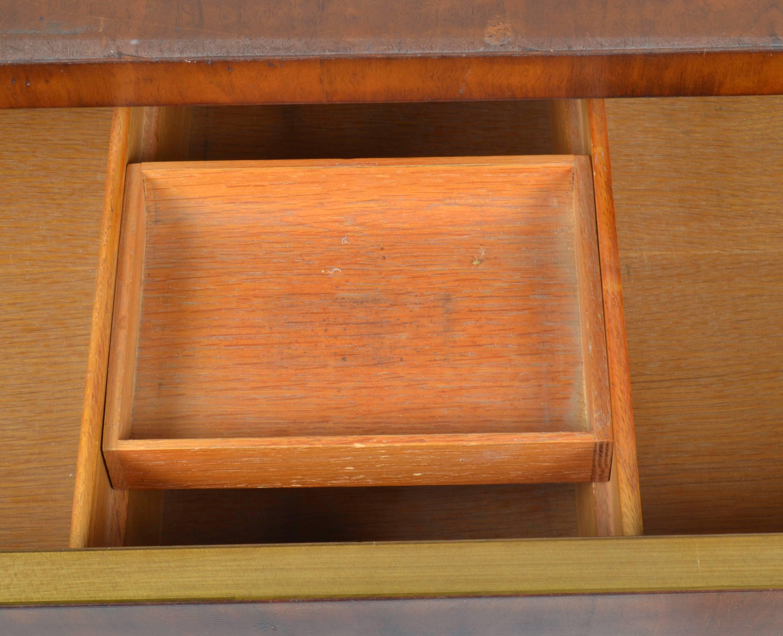 Milieu du XXe siècle Dale Ford For John Widdicomb Chest of Drawers Dresser Walnut Mid-Century Modern en vente