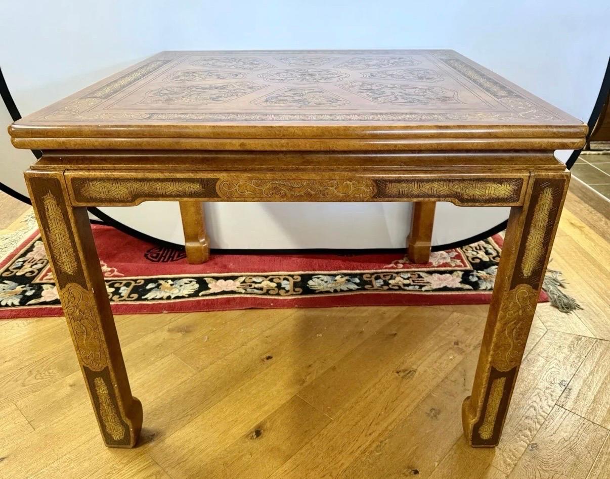 Magnifique ensemble de salle à manger 5 pièces John Widdicomb ou ensemble de table de jeu - il est bon d'avoir le choix.  Notez la rareté des motifs floraux gravés et peints sur l'ensemble de la pièce.  Livré avec un ensemble de quatre chaises