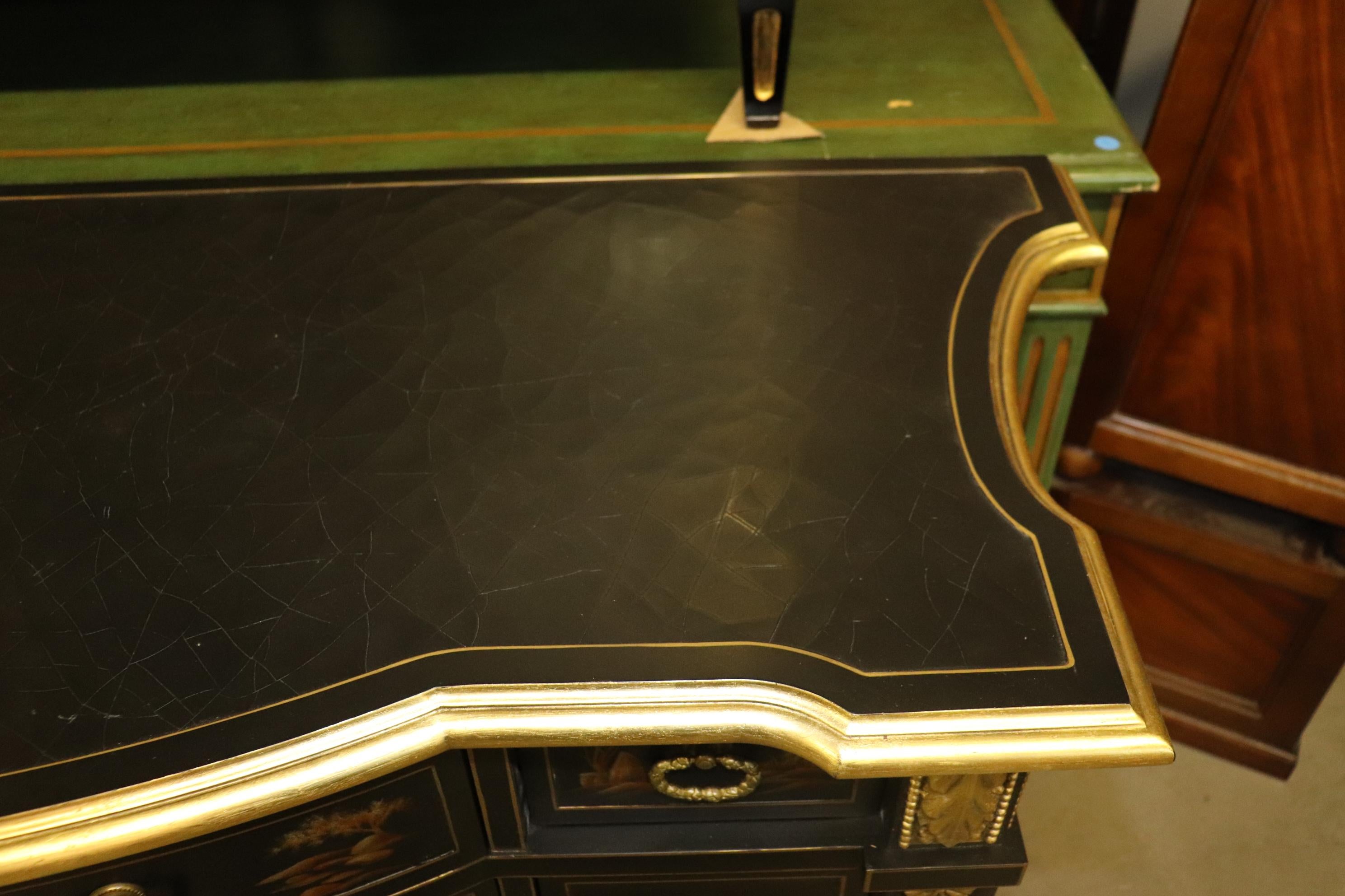 Buffet de commode décoré de peinture chinoiseries avec détails dorés de John Widdicomb  en vente 3
