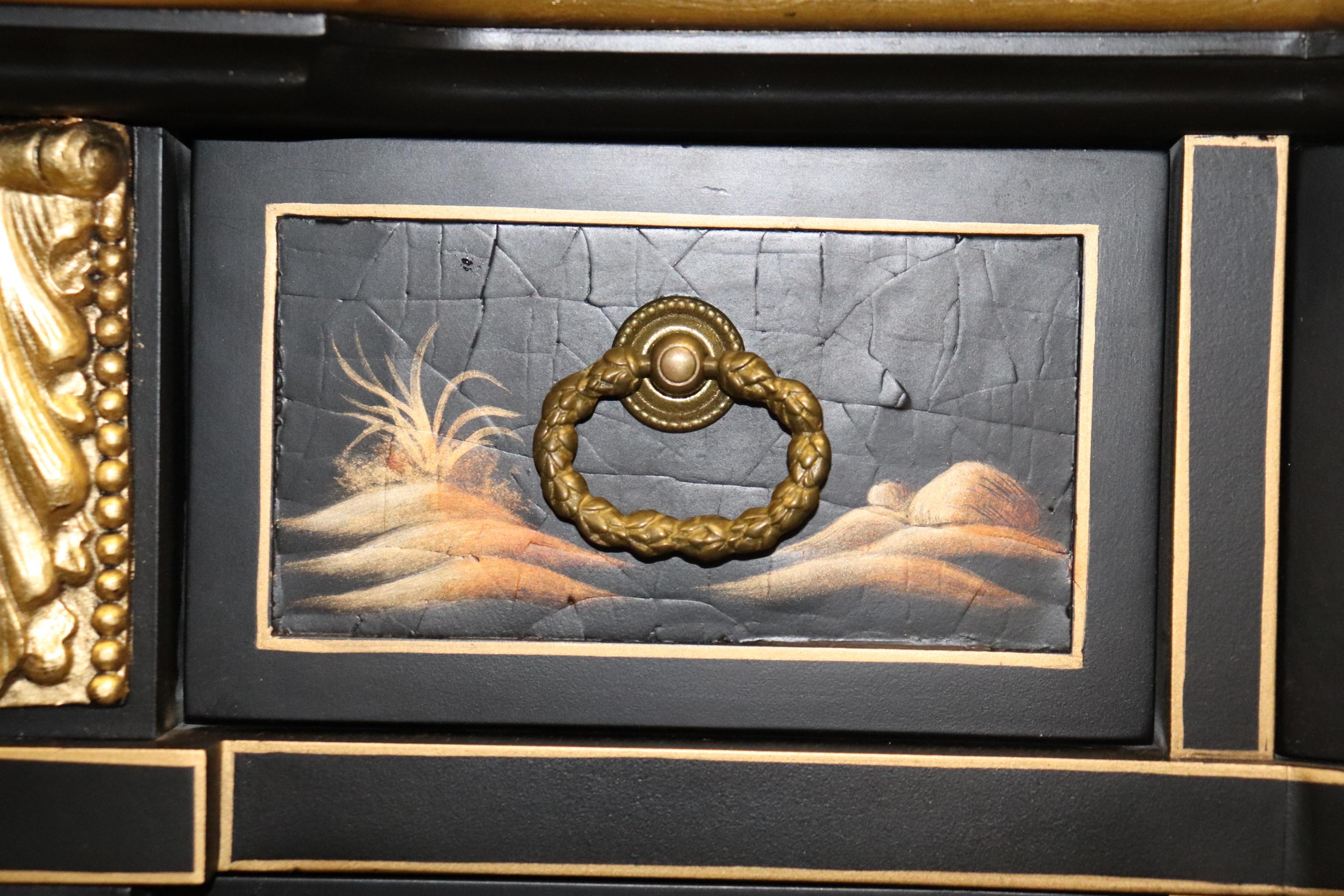 Buffet de commode décoré de peinture chinoiseries avec détails dorés de John Widdicomb  en vente 9