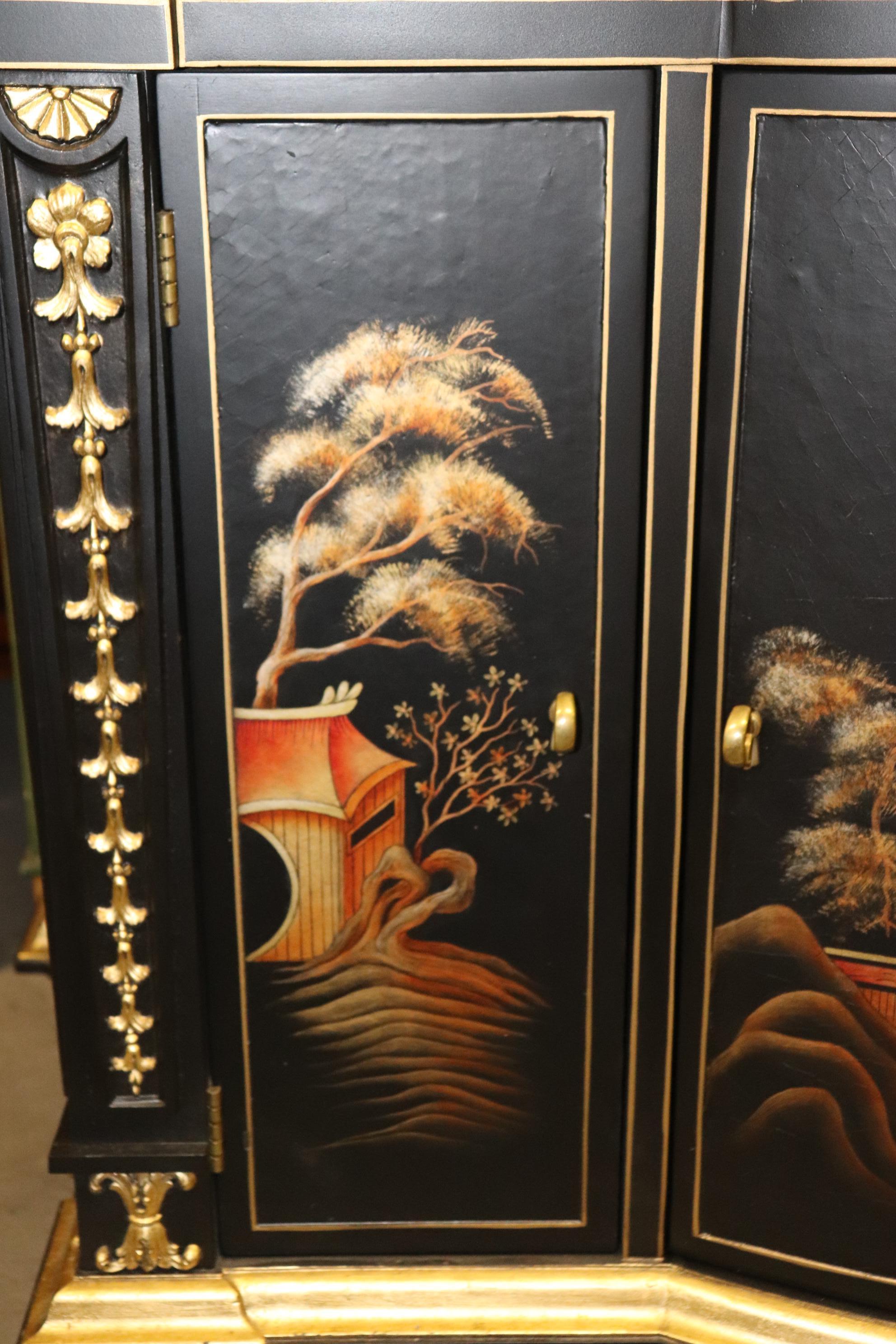 Buffet de commode décoré de peinture chinoiseries avec détails dorés de John Widdicomb  en vente 10