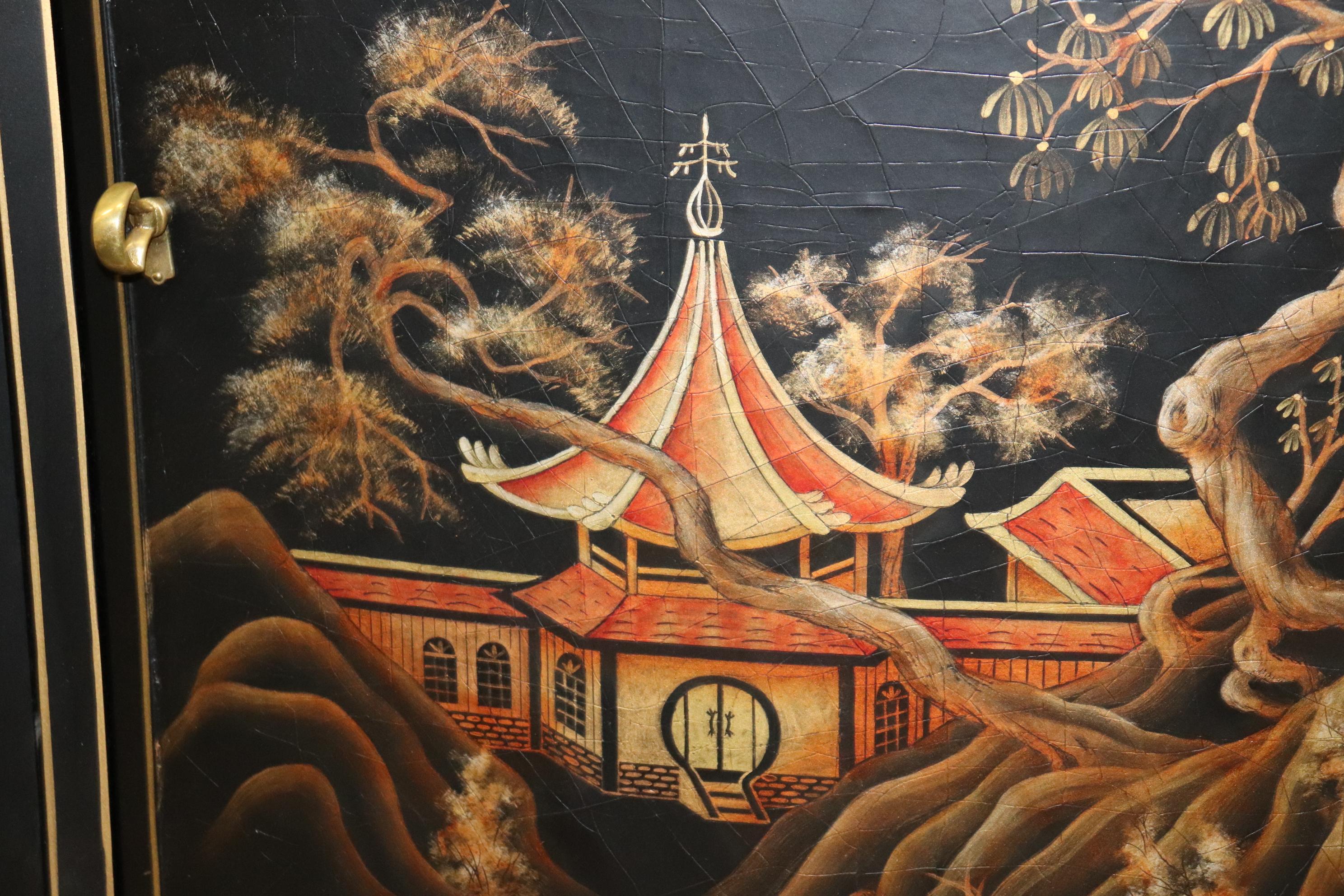 Buffet de commode décoré de peinture chinoiseries avec détails dorés de John Widdicomb  en vente 12