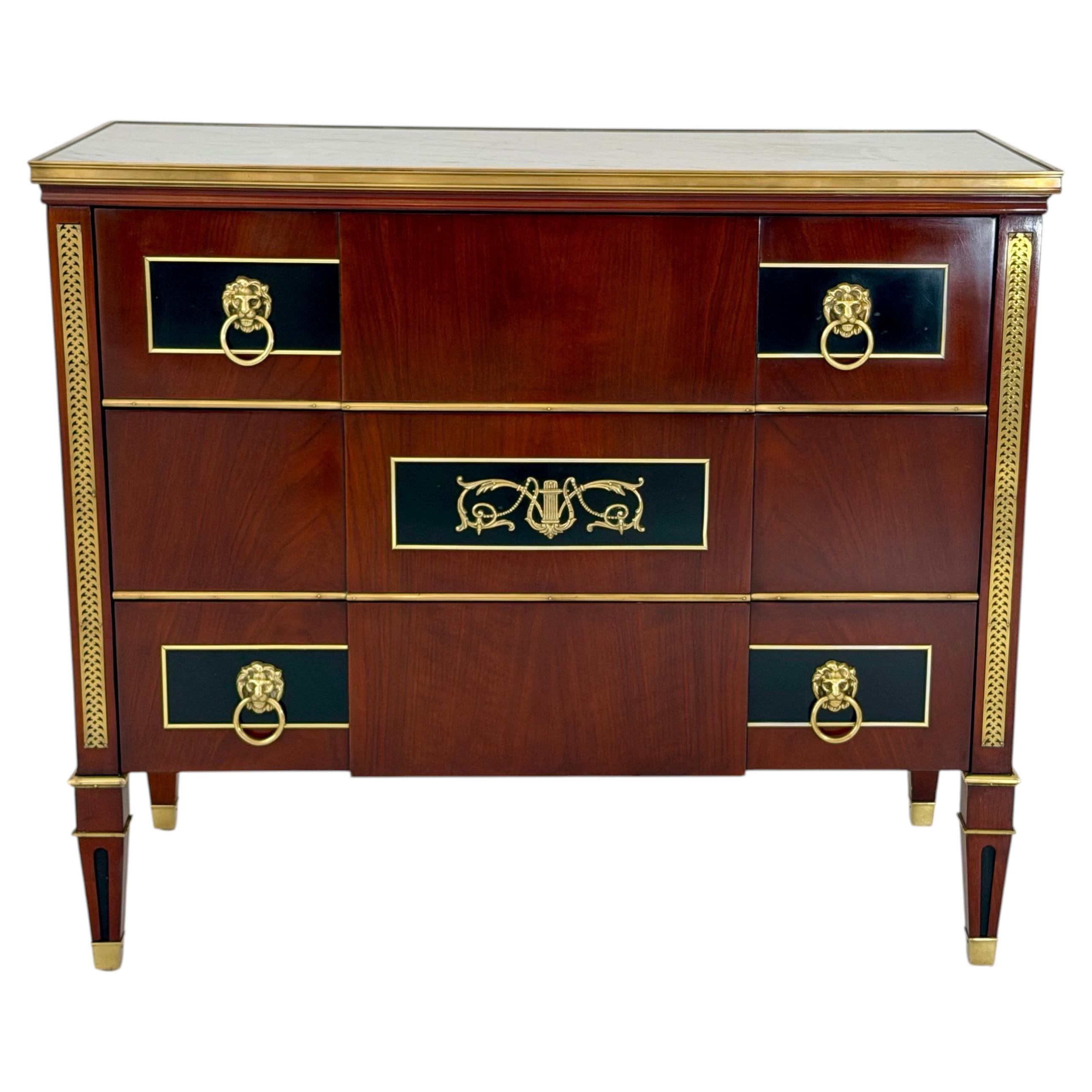 Cómoda de tres cajones con tapa de mármol de estilo Imperio de John Widdicomb, de alrededor de la década de 1960 en venta