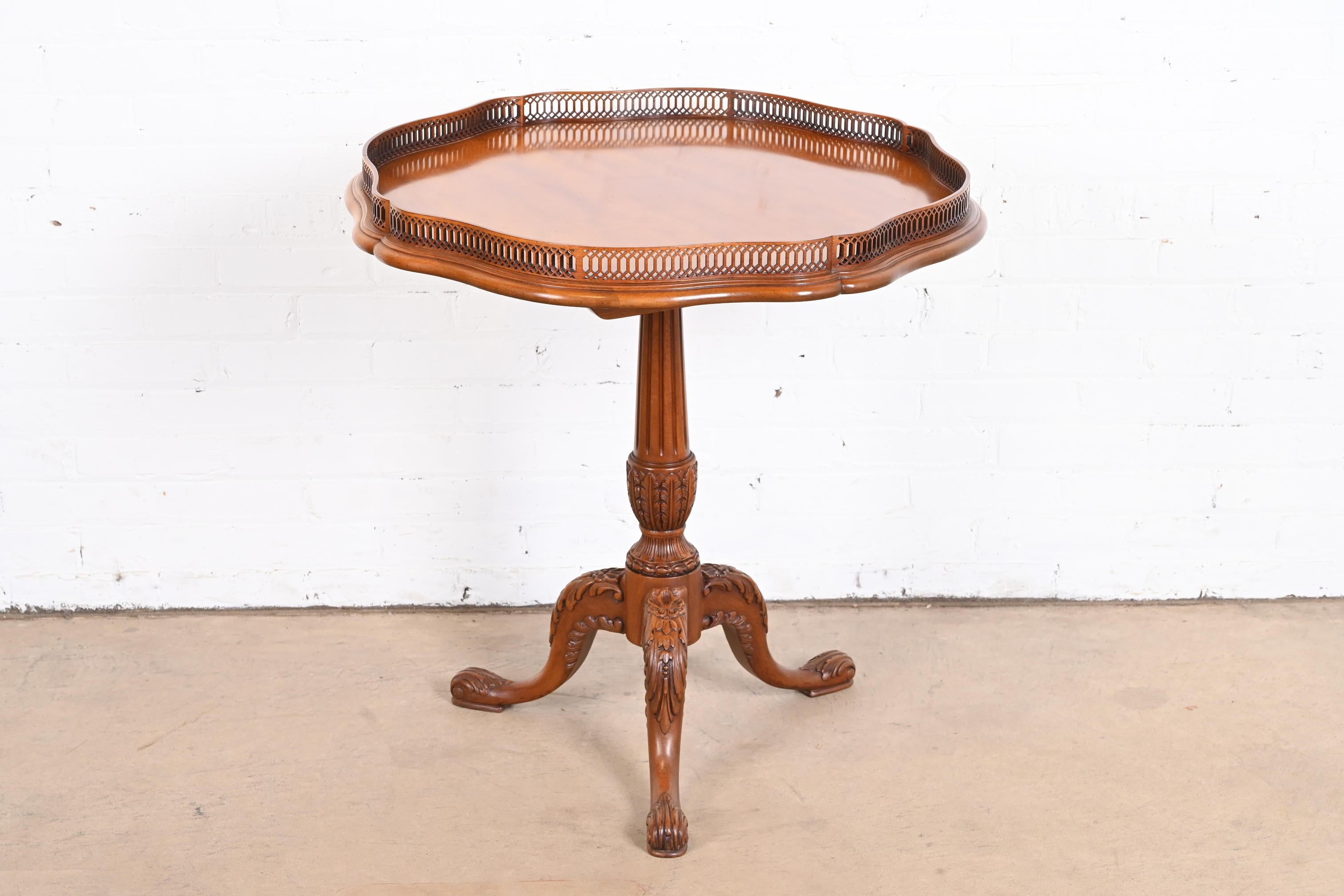 American John Widdicomb English Chippendale Carved Mahogany Pedestal Tea Table For Sale
