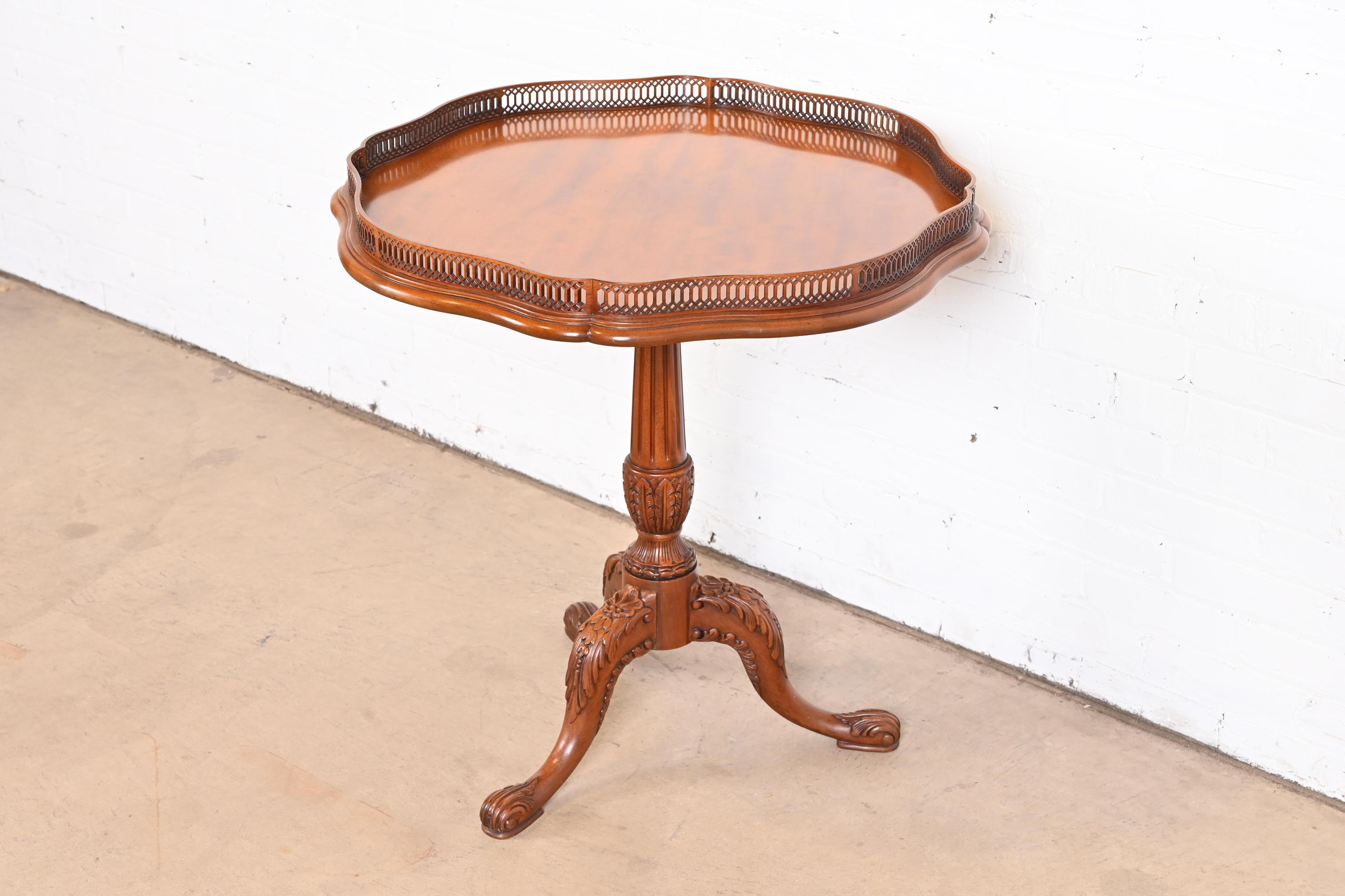 John Widdicomb English Chippendale Carved Mahogany Pedestal Tea Table In Good Condition For Sale In South Bend, IN
