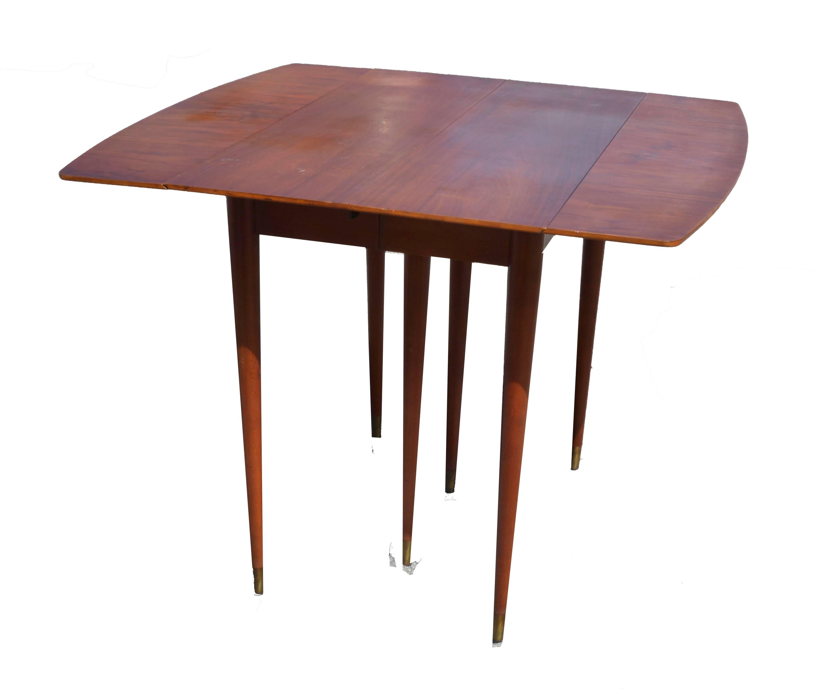 Mid-Century Modern John Widdicomb Table à manger à rallonge finition noyer en vente