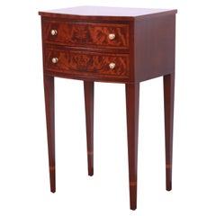 Table de nuit en acajou flamboyant de style fédéral de John Widdicomb, nouvellement revernie