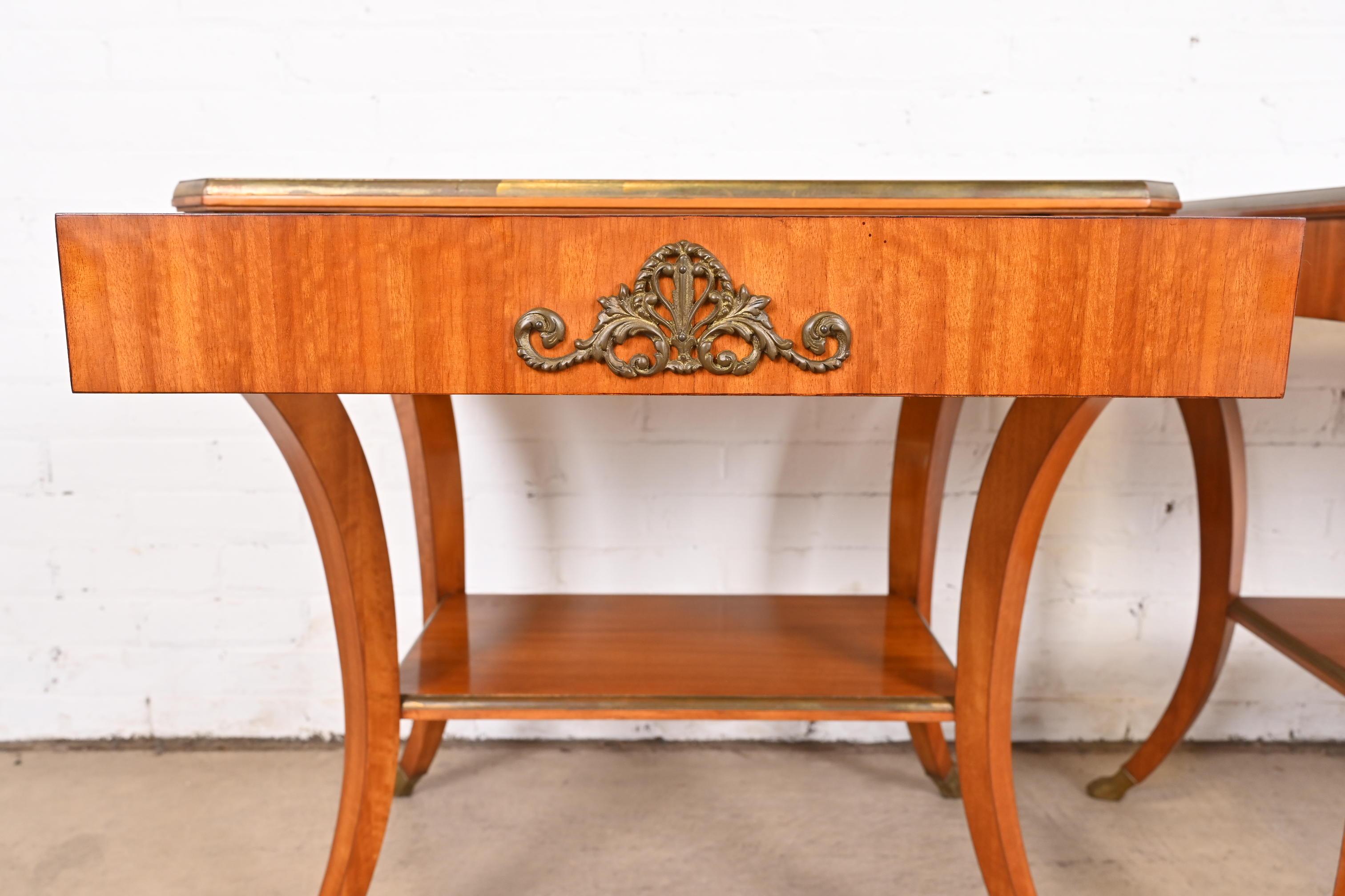 Paire de tables de nuit Empire français en bois satiné avec bronze doré monté, John Widdicomb en vente 4