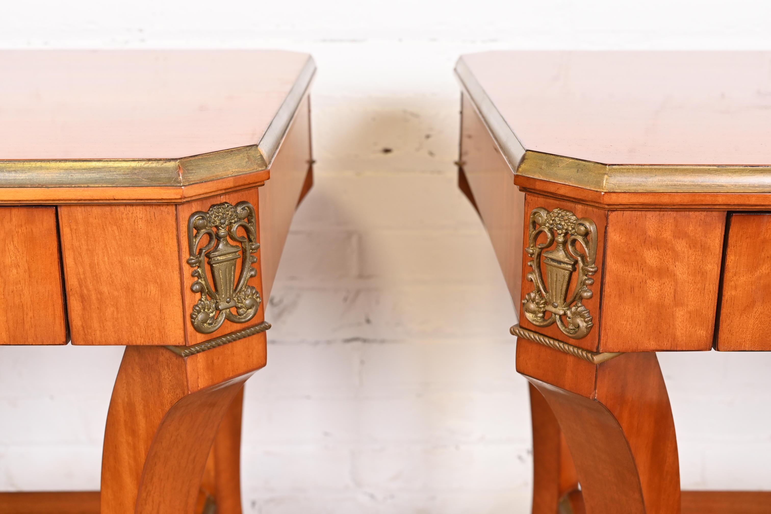 Paire de tables de nuit Empire français en bois satiné avec bronze doré monté, John Widdicomb en vente 6
