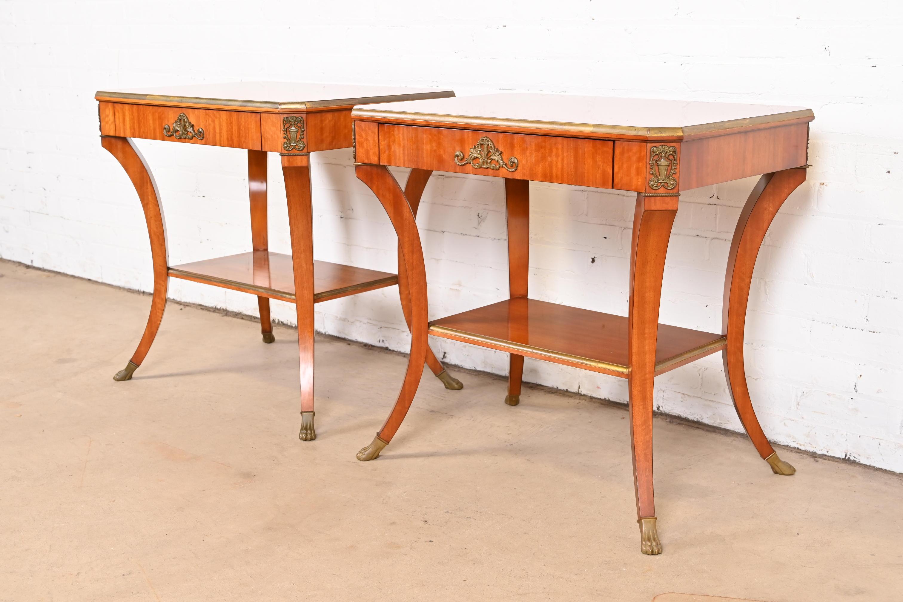 Américain Paire de tables de nuit Empire français en bois satiné avec bronze doré monté, John Widdicomb en vente