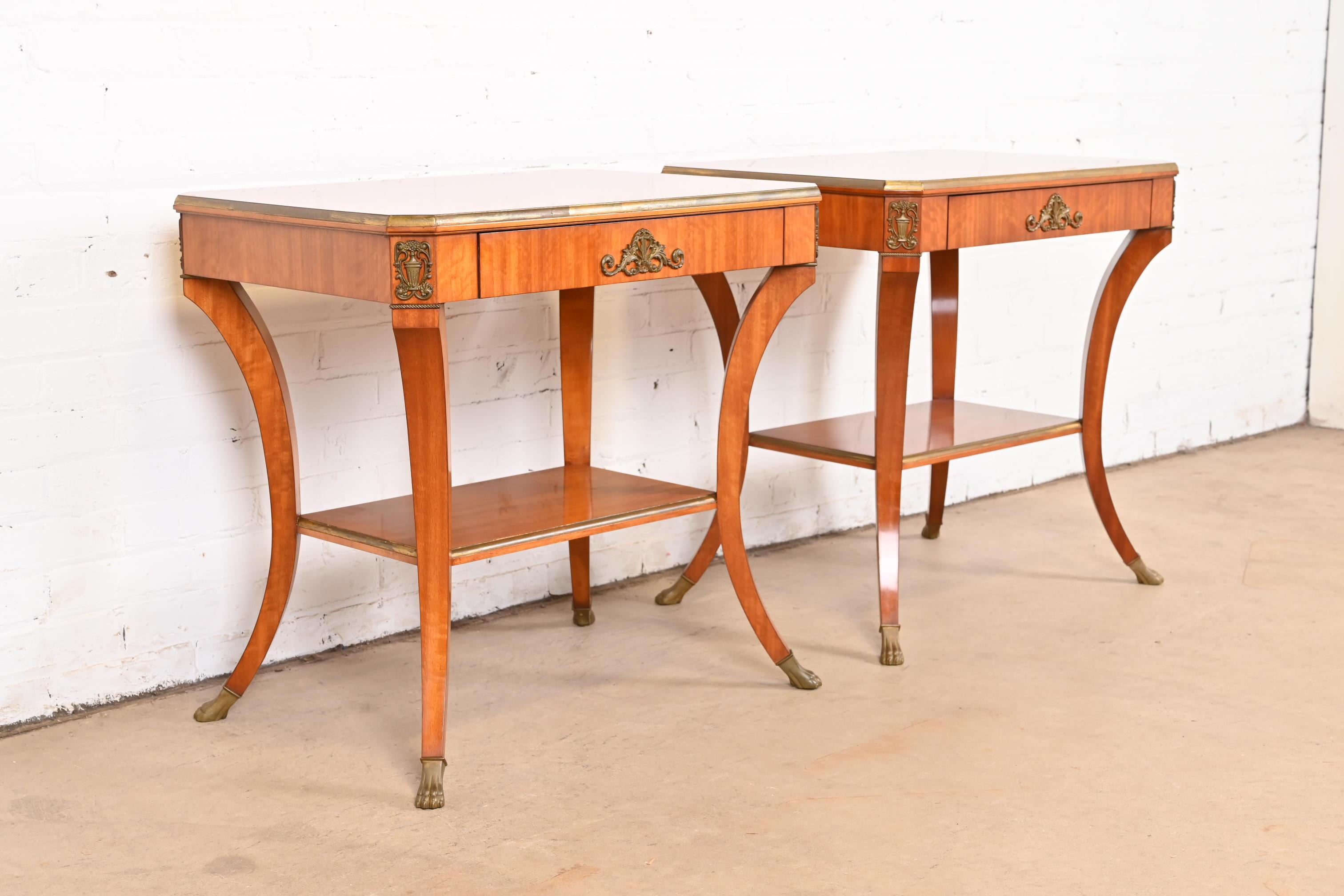 Laiton Paire de tables de nuit Empire français en bois satiné avec bronze doré monté, John Widdicomb en vente
