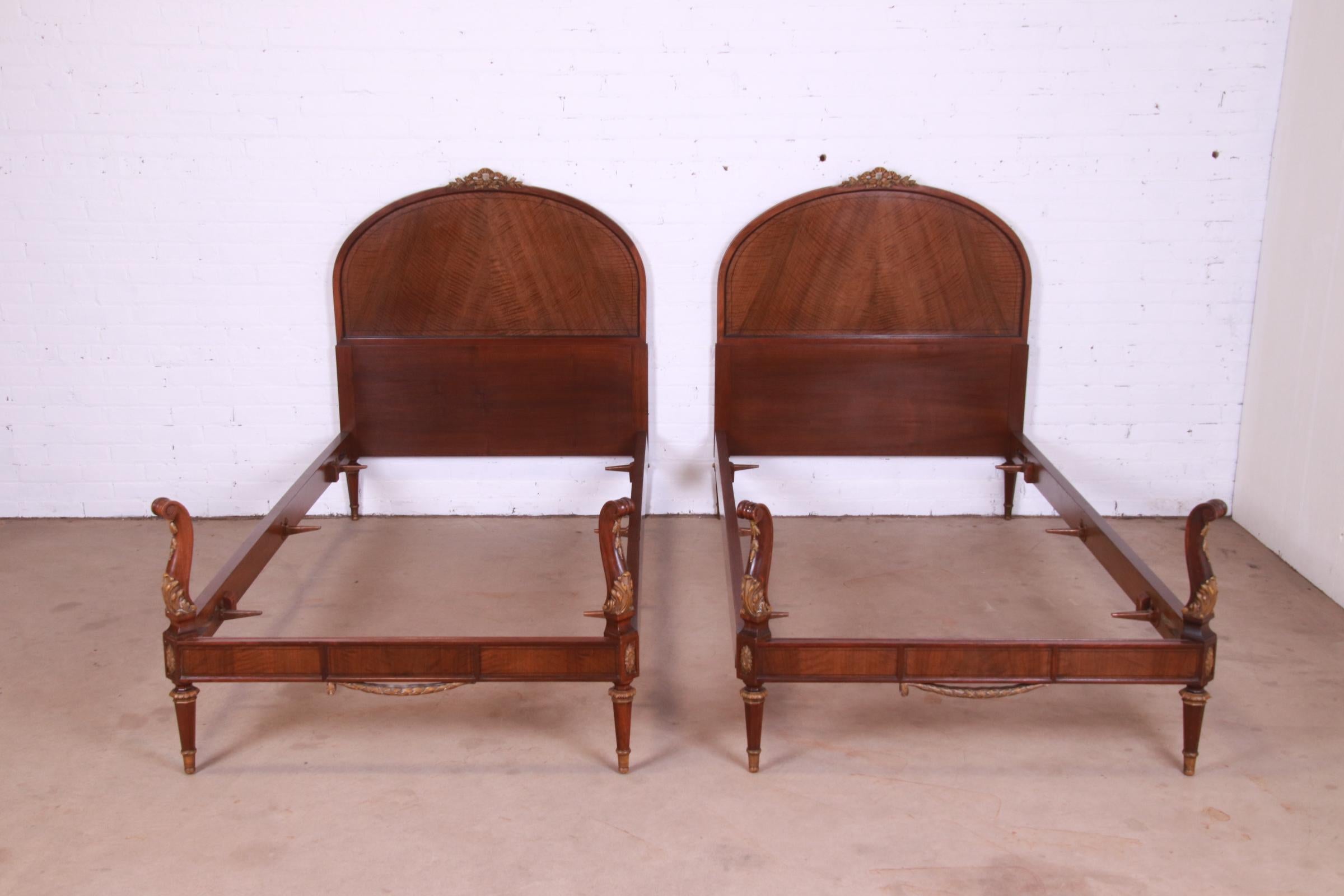 A gorgeous pair of French Louis XVI style twin beds

By John Widdicomb

USA, Circa 1920s

Walnut, with carved giltwood details.

Measures: 41.75