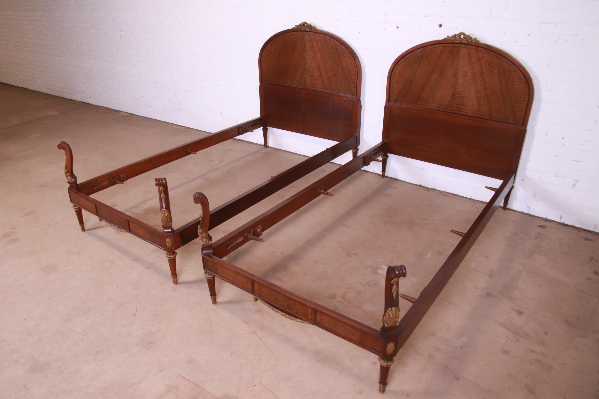 John Widdicomb French Louis XVI Carved Walnut and Giltwood Twin Beds, Pair In Good Condition In South Bend, IN