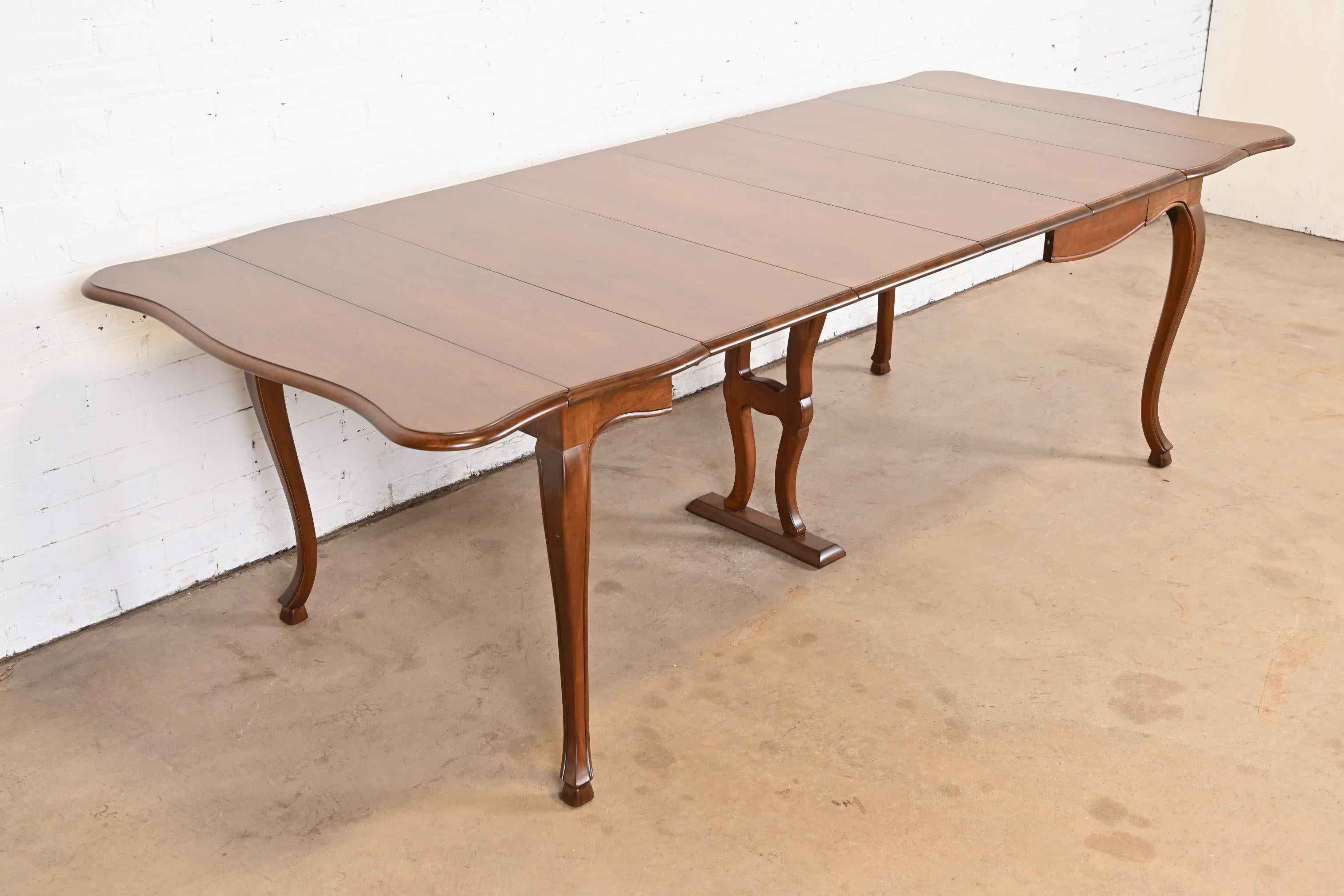 A gorgeous French Provincial solid cherry wood drop leaf extension dining table

By John Widdicomb

USA, Circa 1960s

Measures: 22
