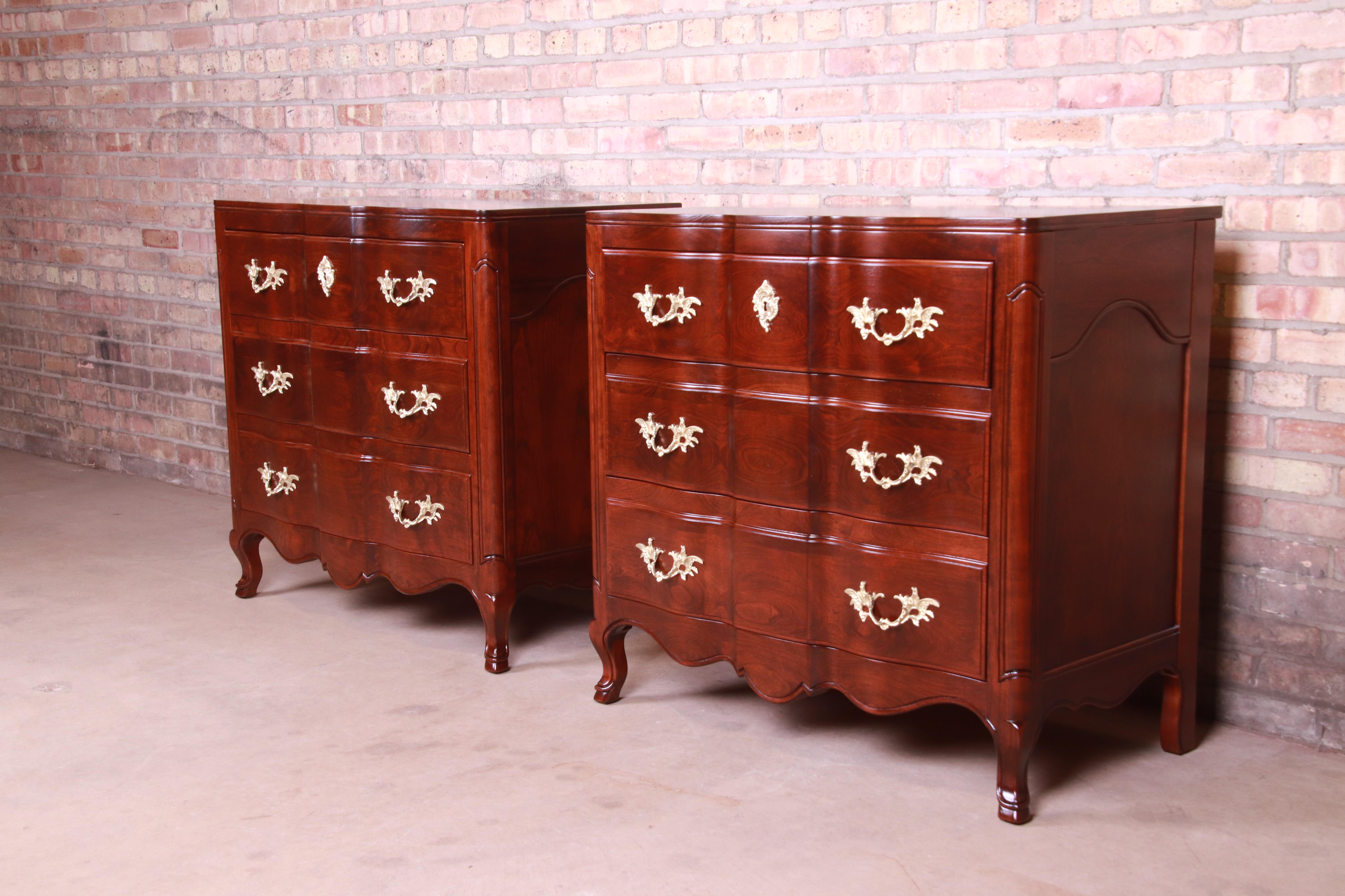 A gorgeous pair of French Provincial Louis XV style three-drawer dresser chests or large nightstands

By John Widdicomb

USA, circa 1960s

Cherrywood, with original brass hardware.

Measures: 36