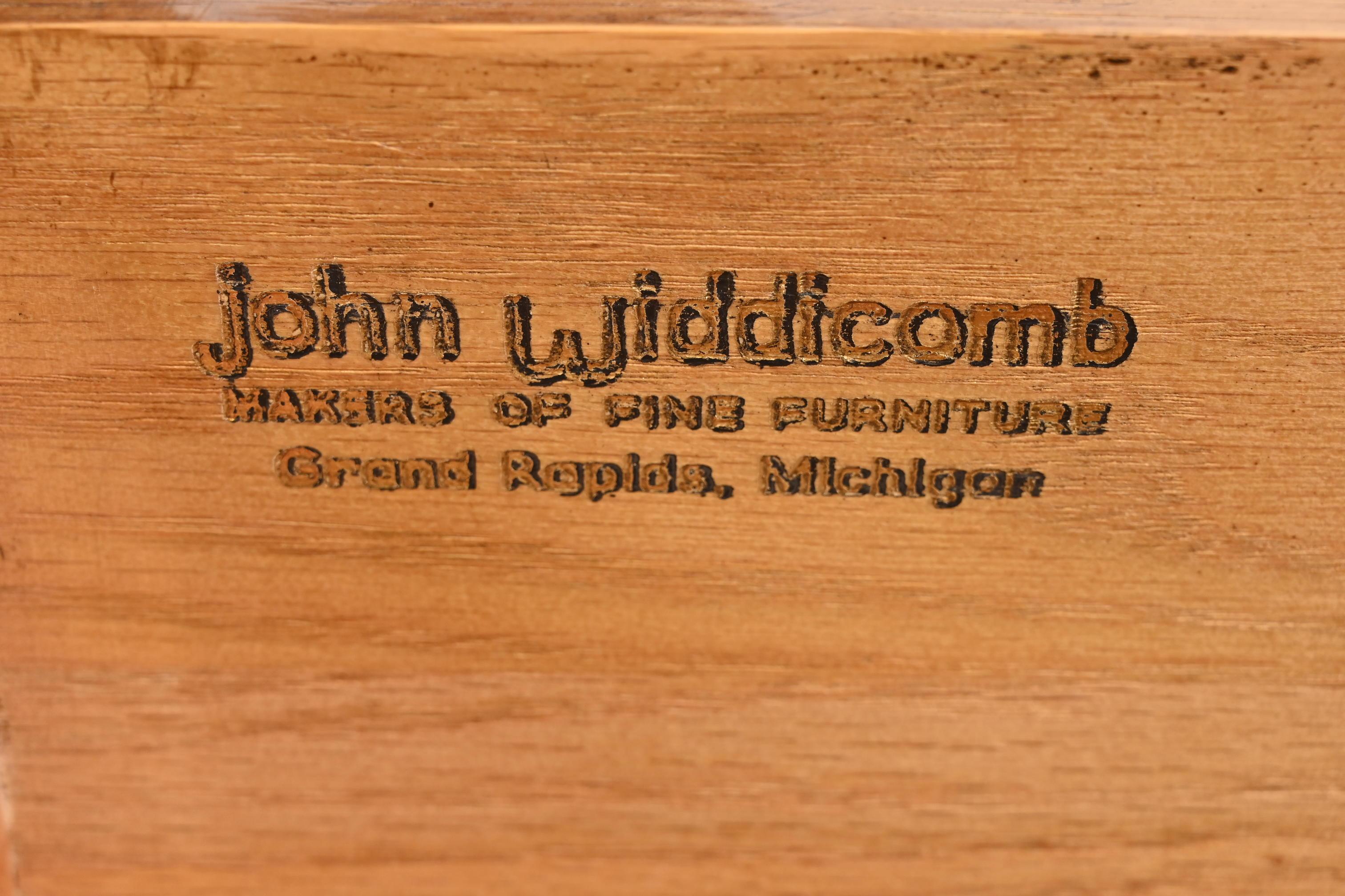 John Widdicomb French Provincial Louis XV Bombay Form Cherry Woods Tables de nuit en vente 4