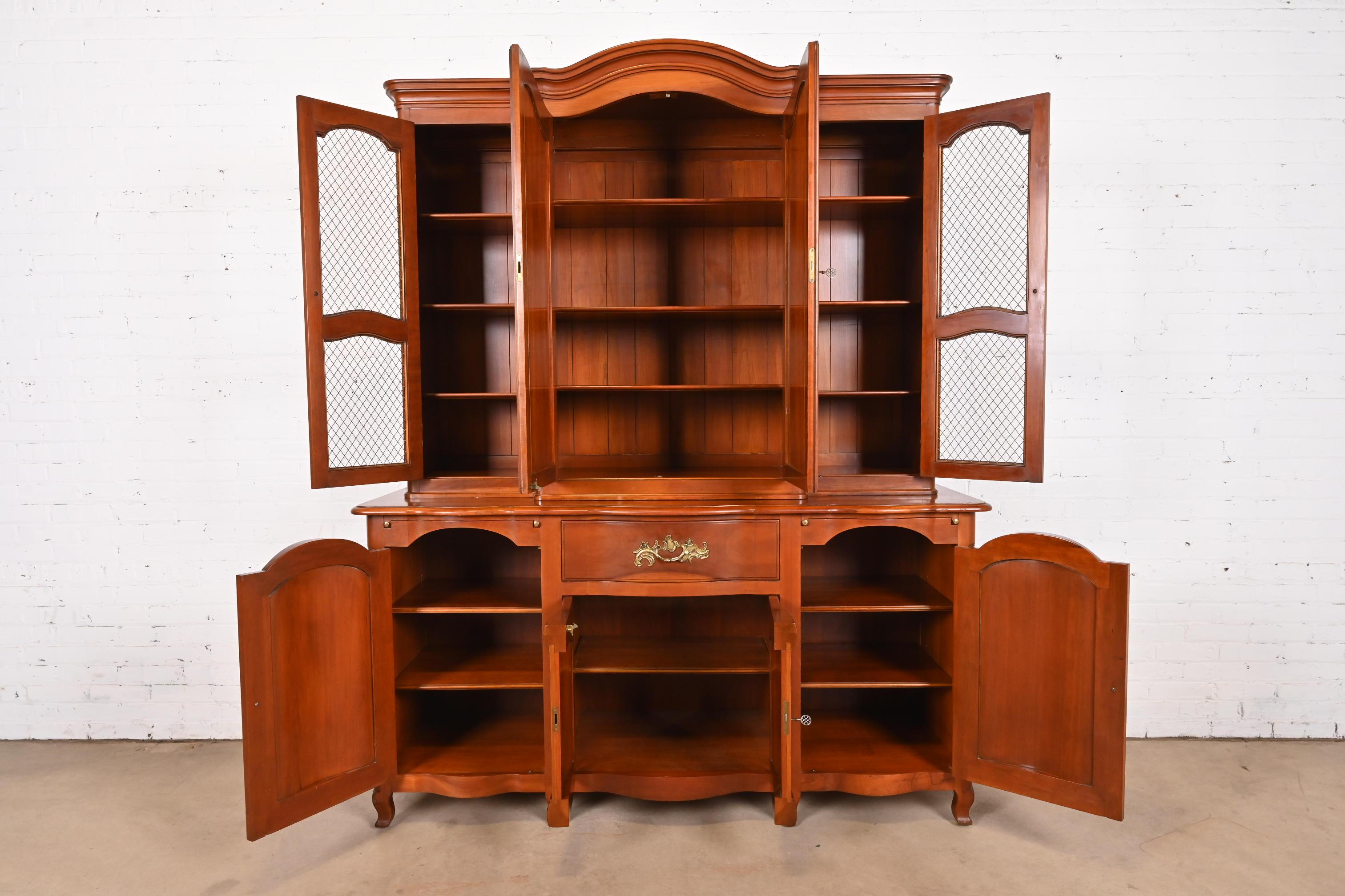 Américain Bibliothèque provinciale française Louis XV à façade brisée en bois de cerisier sculpté de John Widdicomb en vente