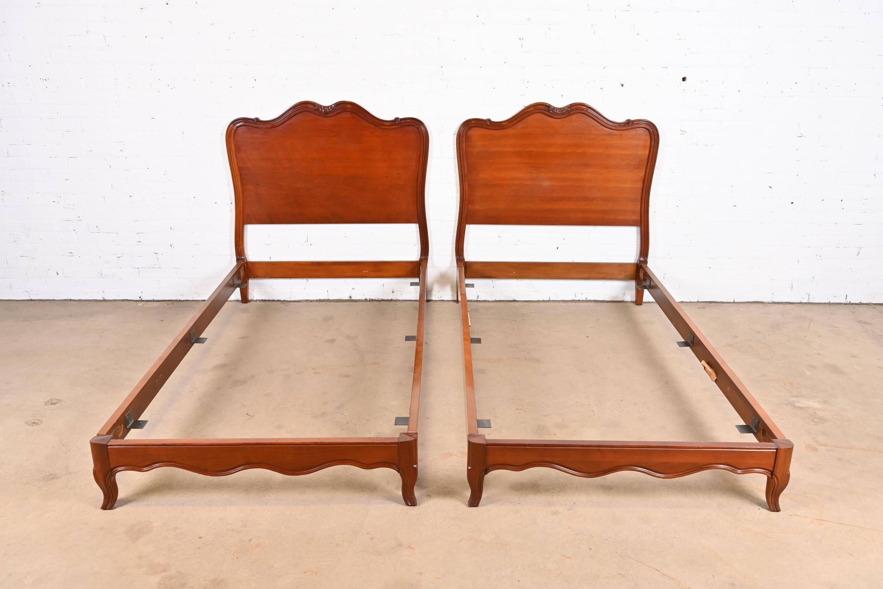 A gorgeous pair of French Provincial Louis XV style carved cherry wood twin beds

By John Widdicomb

USA, Circa 1940s

Measures: 41.5