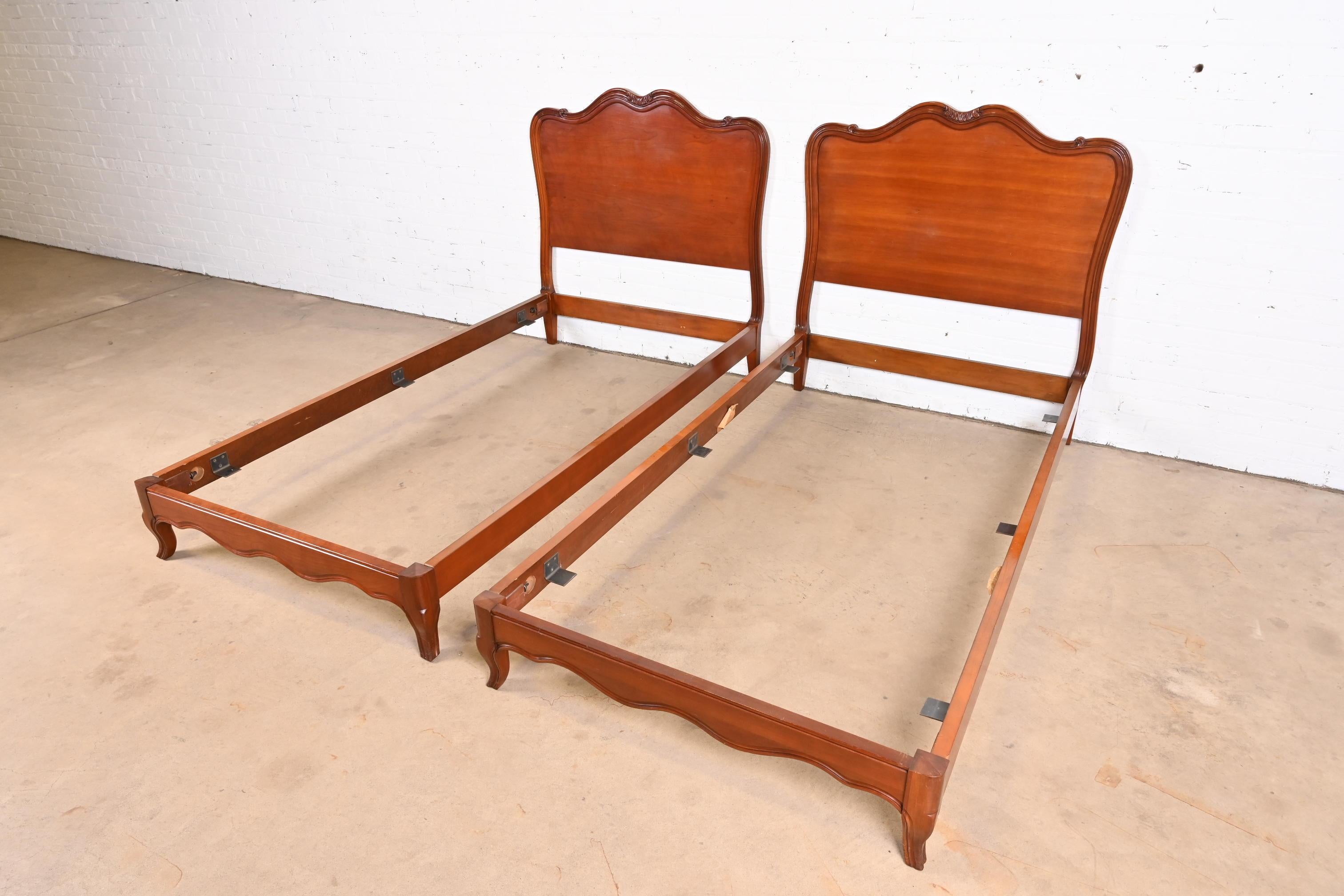 John Widdicomb French Provincial Louis XV Carved Cherry Wood Twin Beds, Pair In Good Condition In South Bend, IN