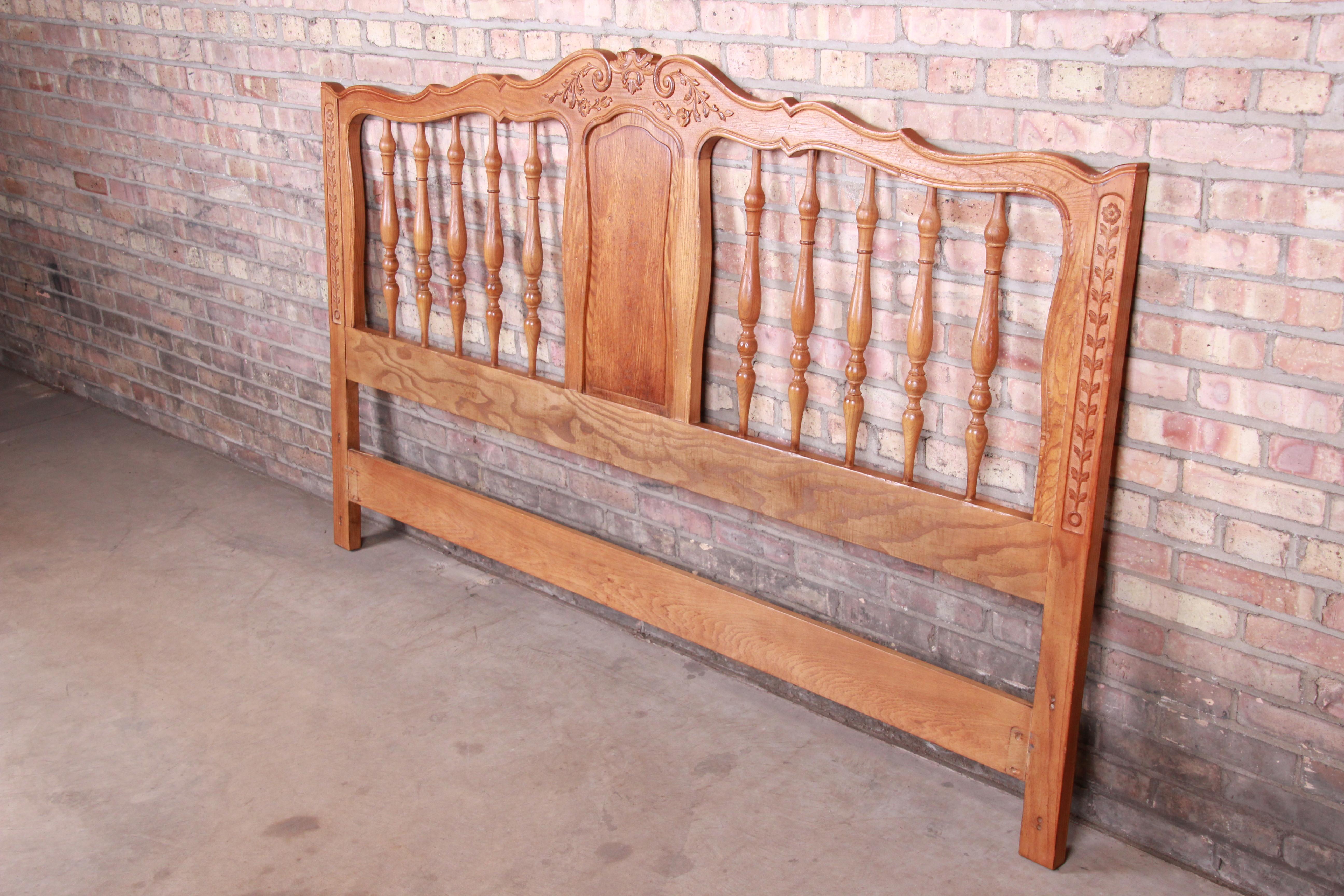 A gorgeous French Provincial Louis XV style solid carved oak king size headboard

By John Widdicomb

USA, circa 1960s

Measures: 79.63