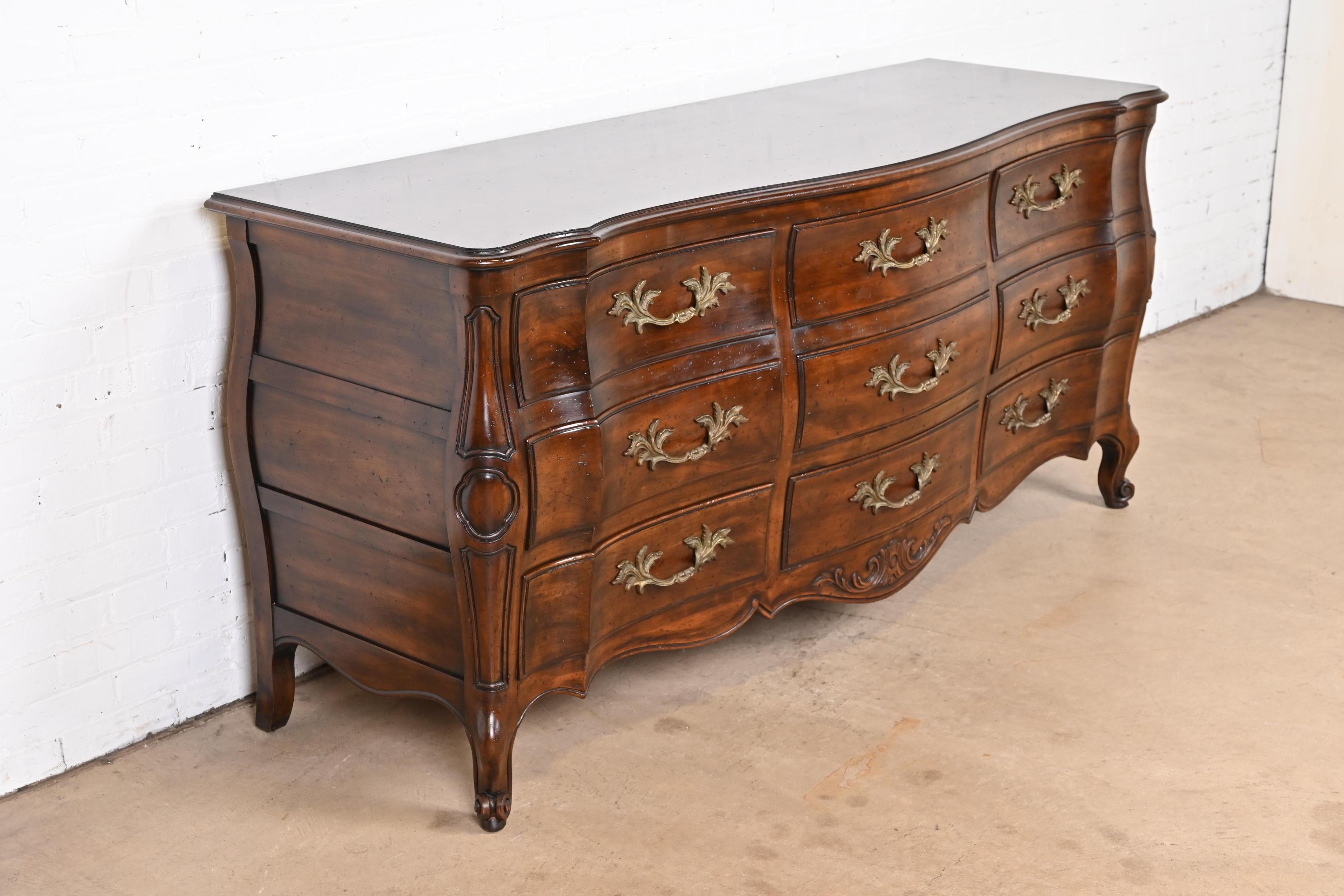 Laiton Commode triple en noyer sculpté Louis XV de style provincial français John Widdicomb, années 1960 en vente