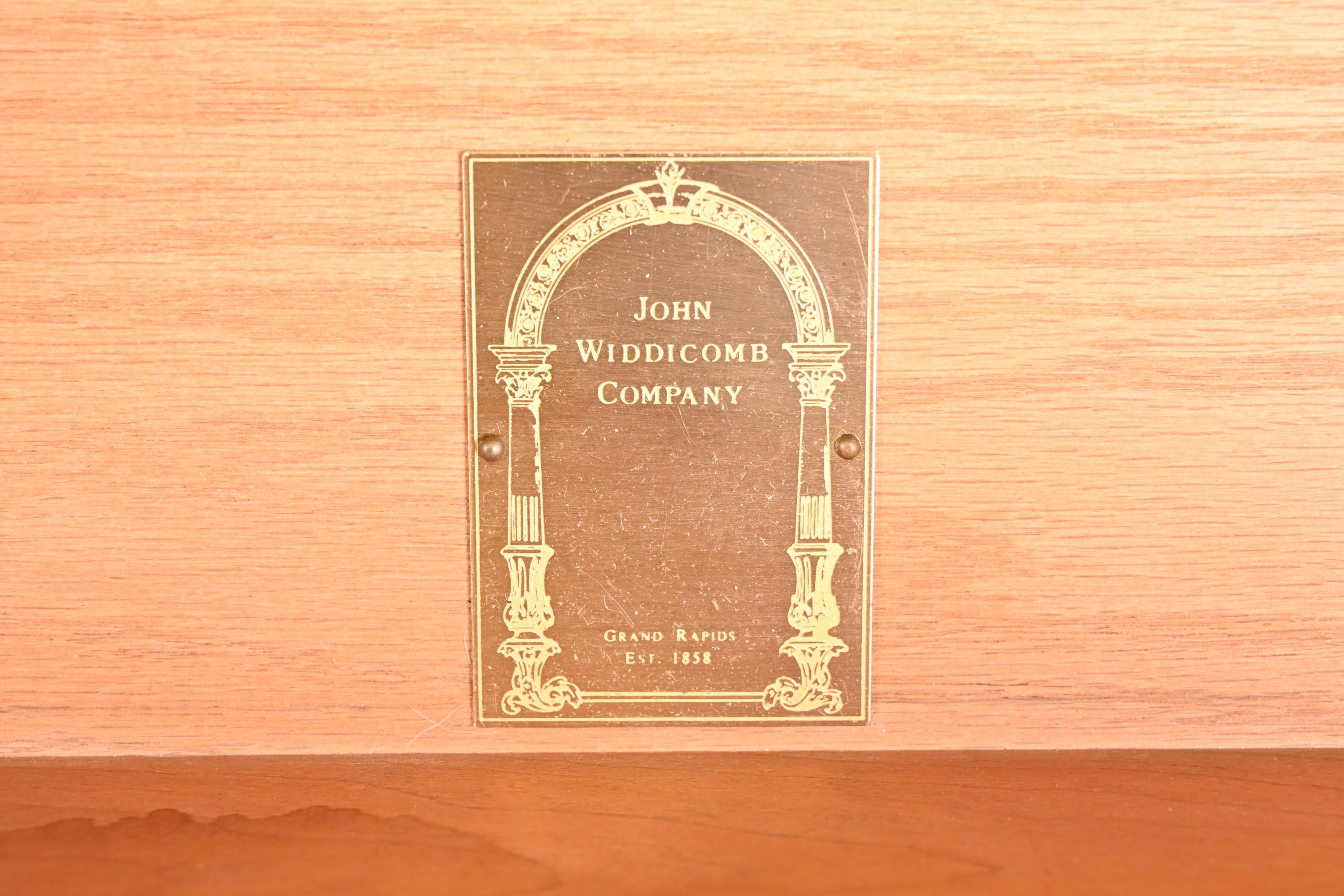 Commode ou coffre à tiroirs en cerisier Louis XV de style provincial français de John Widdicomb en vente 9