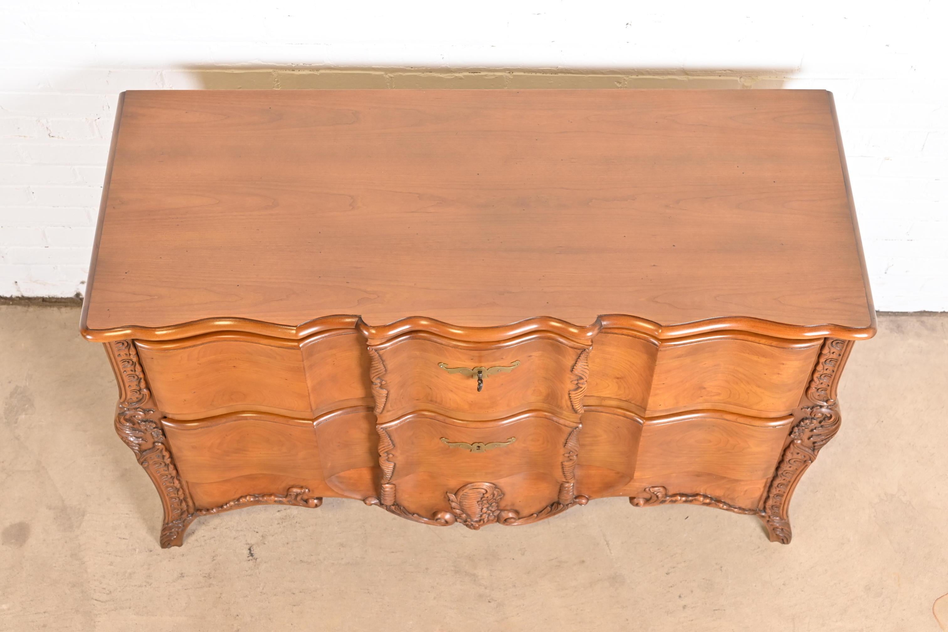John Widdicomb Commode o cassettiera Luigi XV in ciliegio in vendita 10