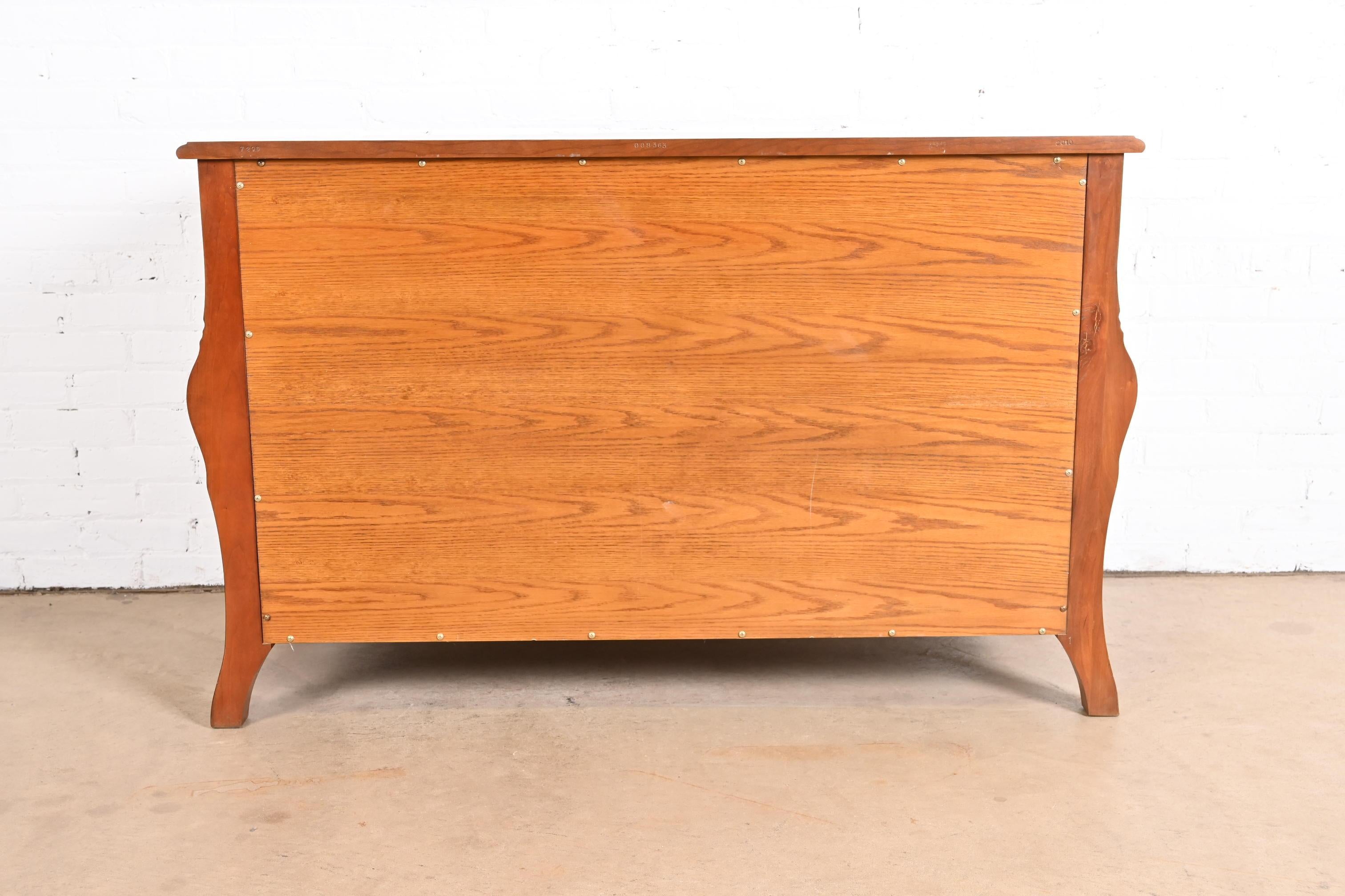 John Widdicomb Commode o cassettiera Luigi XV in ciliegio in vendita 12