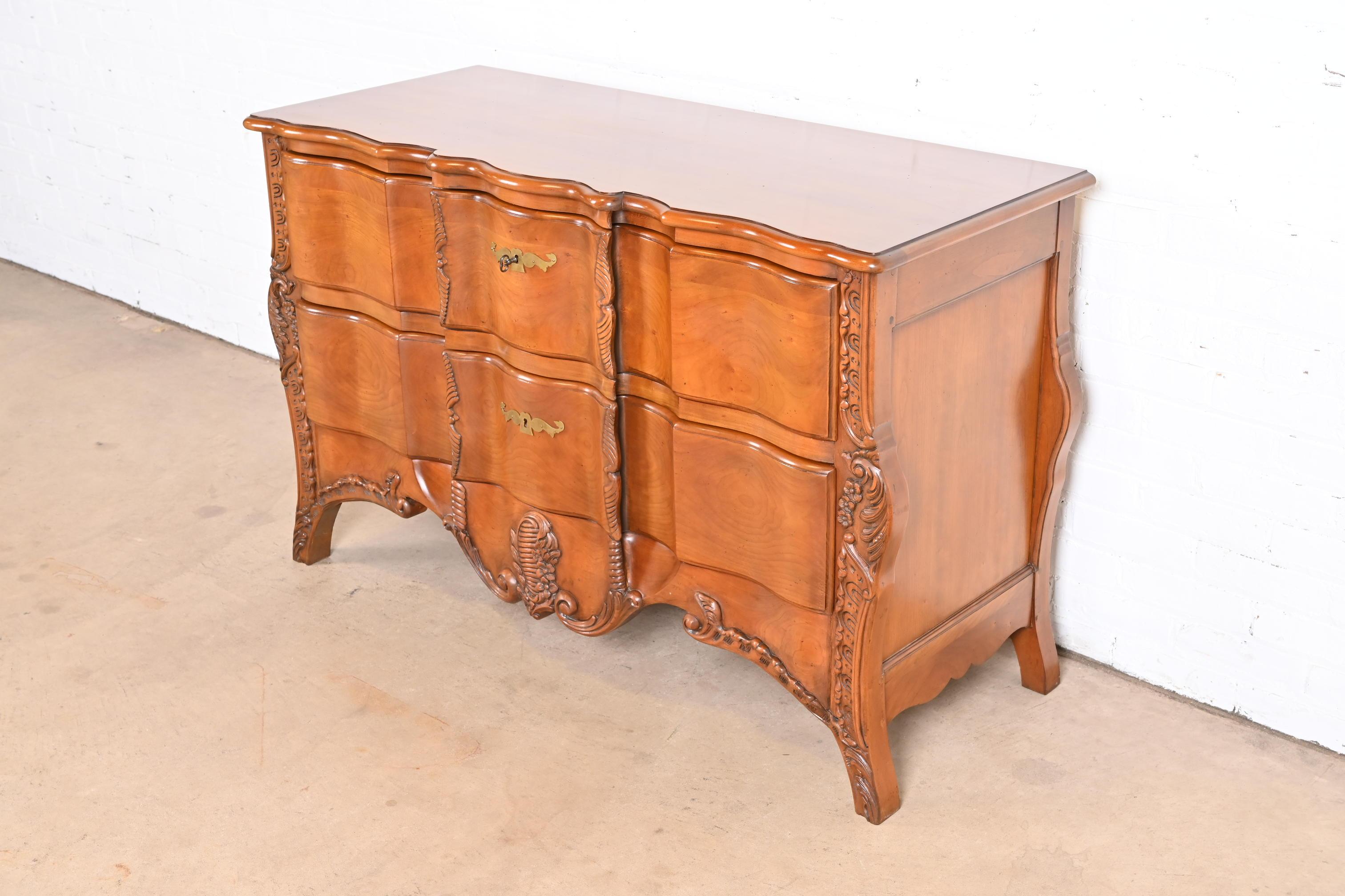 Provincial français Commode ou coffre à tiroirs en cerisier Louis XV de style provincial français de John Widdicomb en vente