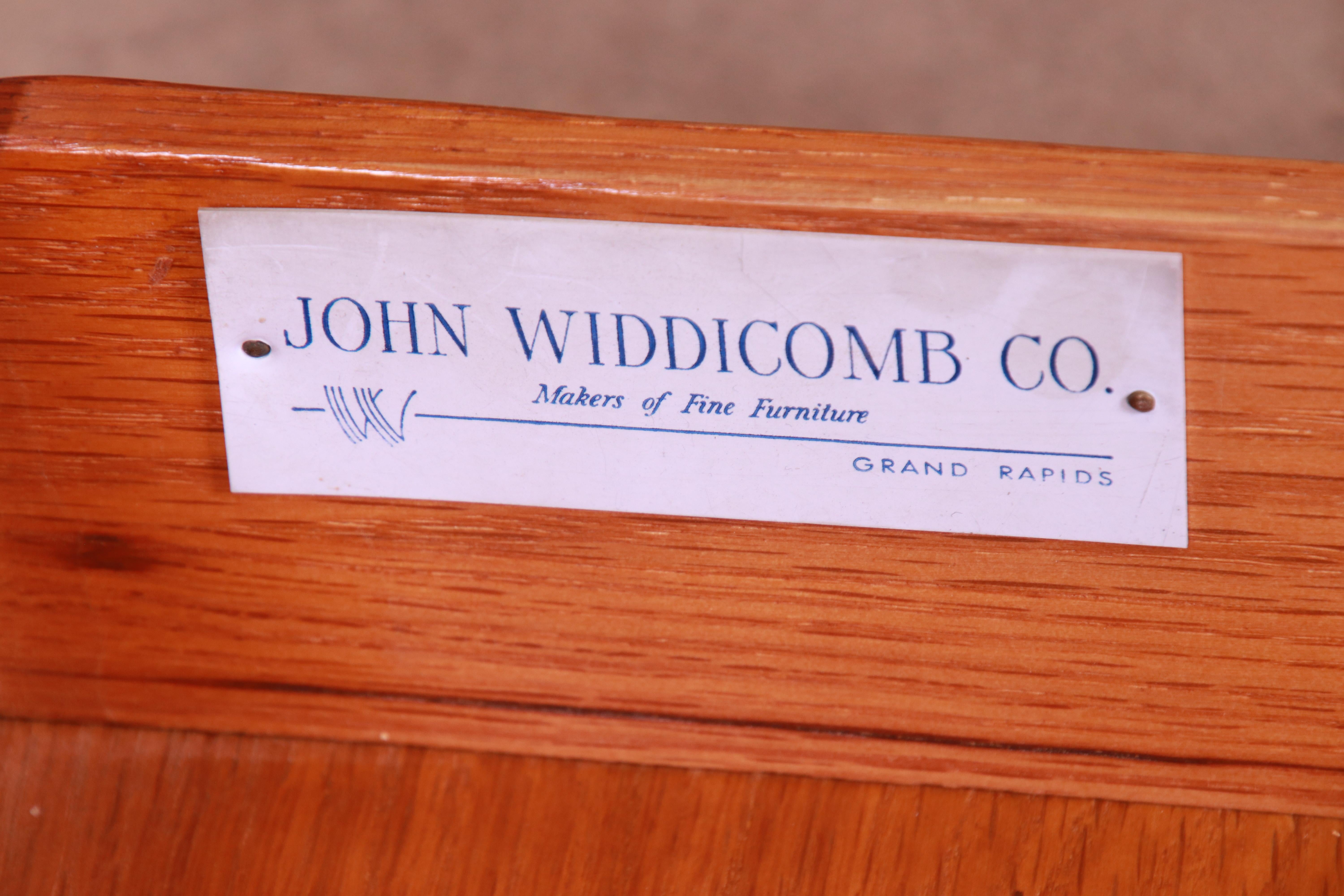 John Widdicomb French Provincial Louis XV Cherry Wood Dresser, Newly Refinished (en anglais) en vente 7