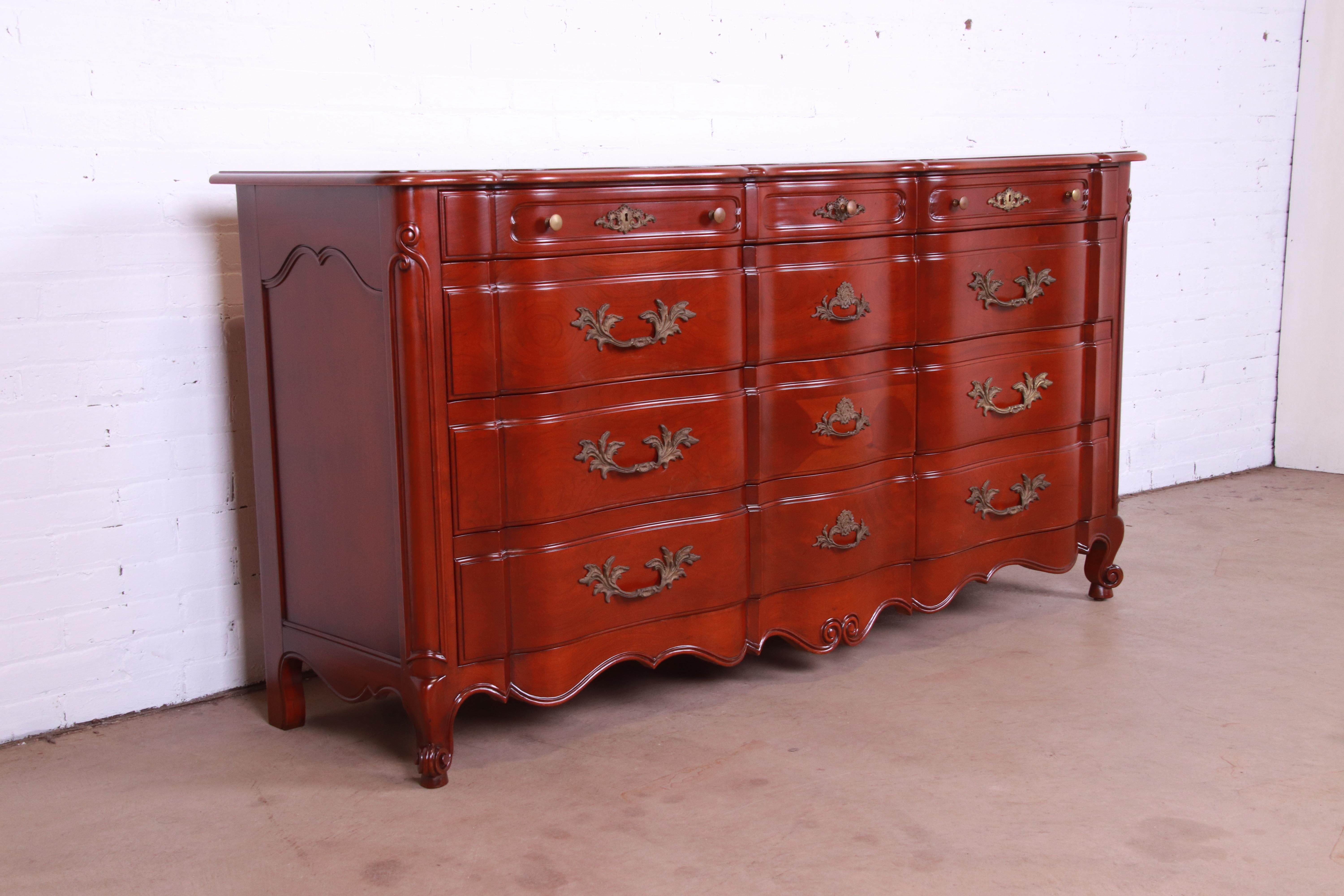 John Widdicomb French Provincial Louis XV Cherry Wood Dresser, Newly Refinished (en anglais) Bon état - En vente à South Bend, IN