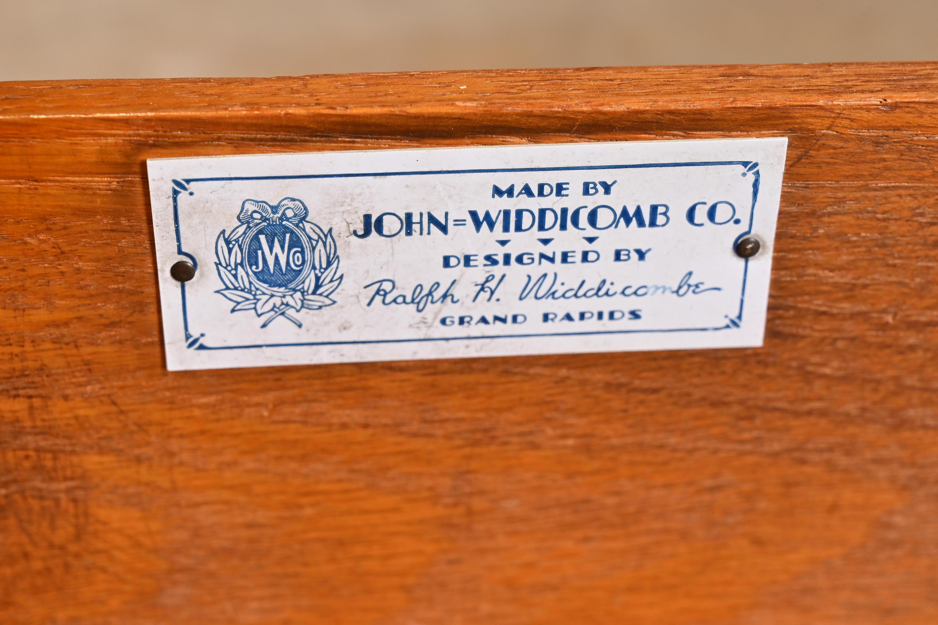 I John Widdicomb French Provincial Louis XV Cherry Wood Marble Top Dresser Chest (commode) en vente 5