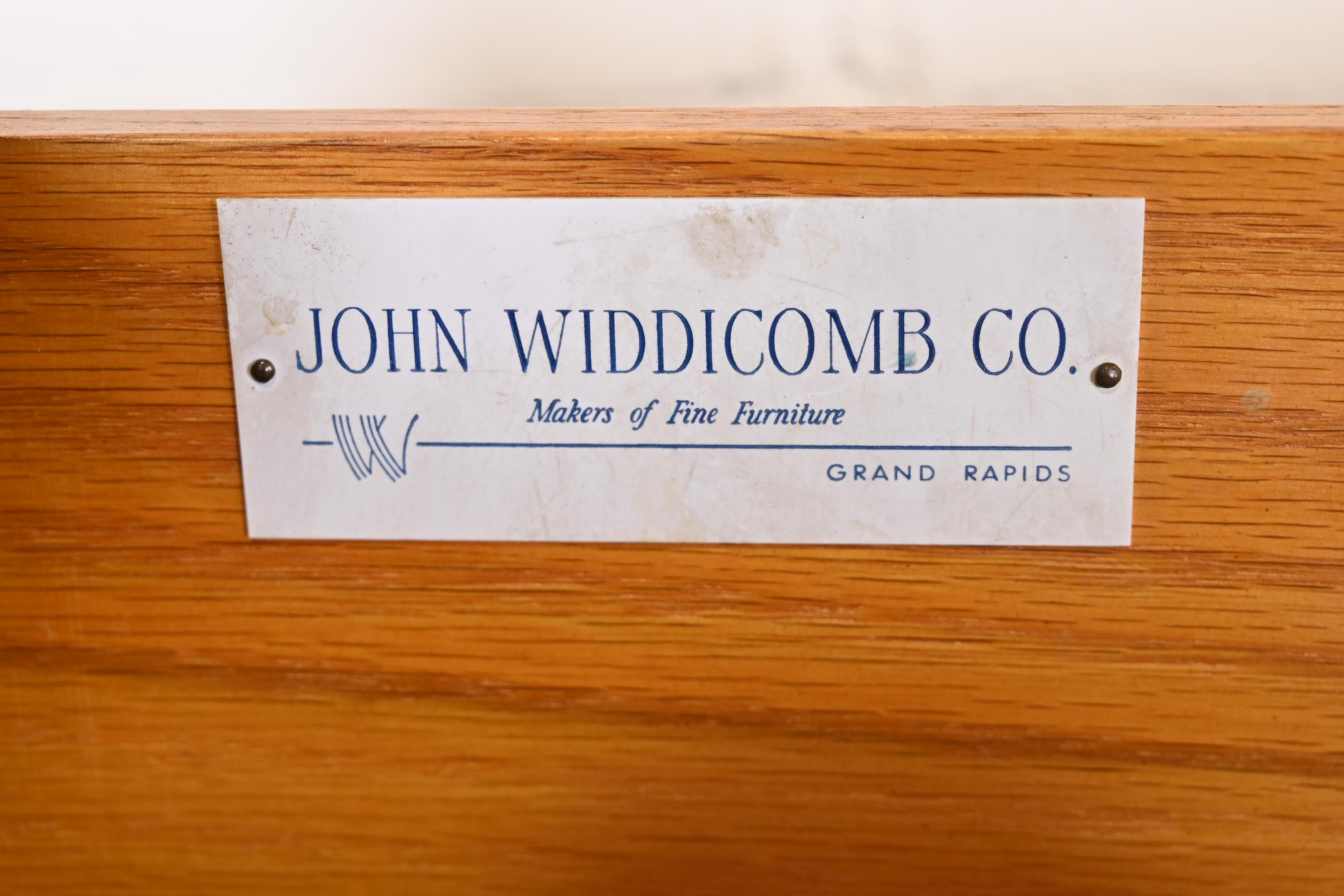 Triple commode provinciale française Louis XV en bois de cerisier et marbre de John Widdicomb en vente 8