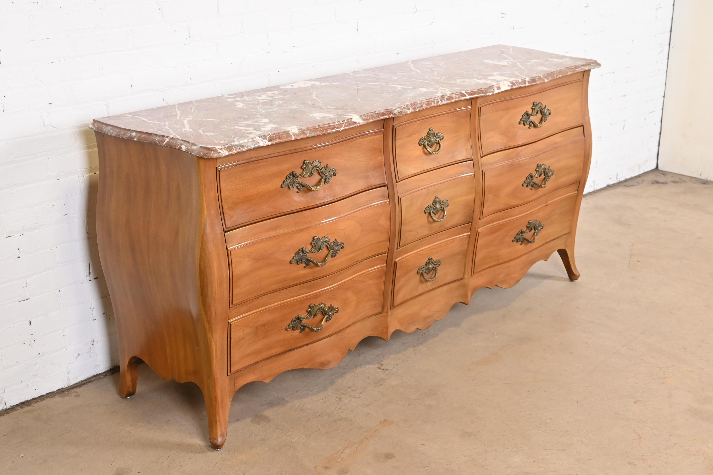 Milieu du XXe siècle Triple commode provinciale française Louis XV en bois de cerisier et marbre de John Widdicomb en vente