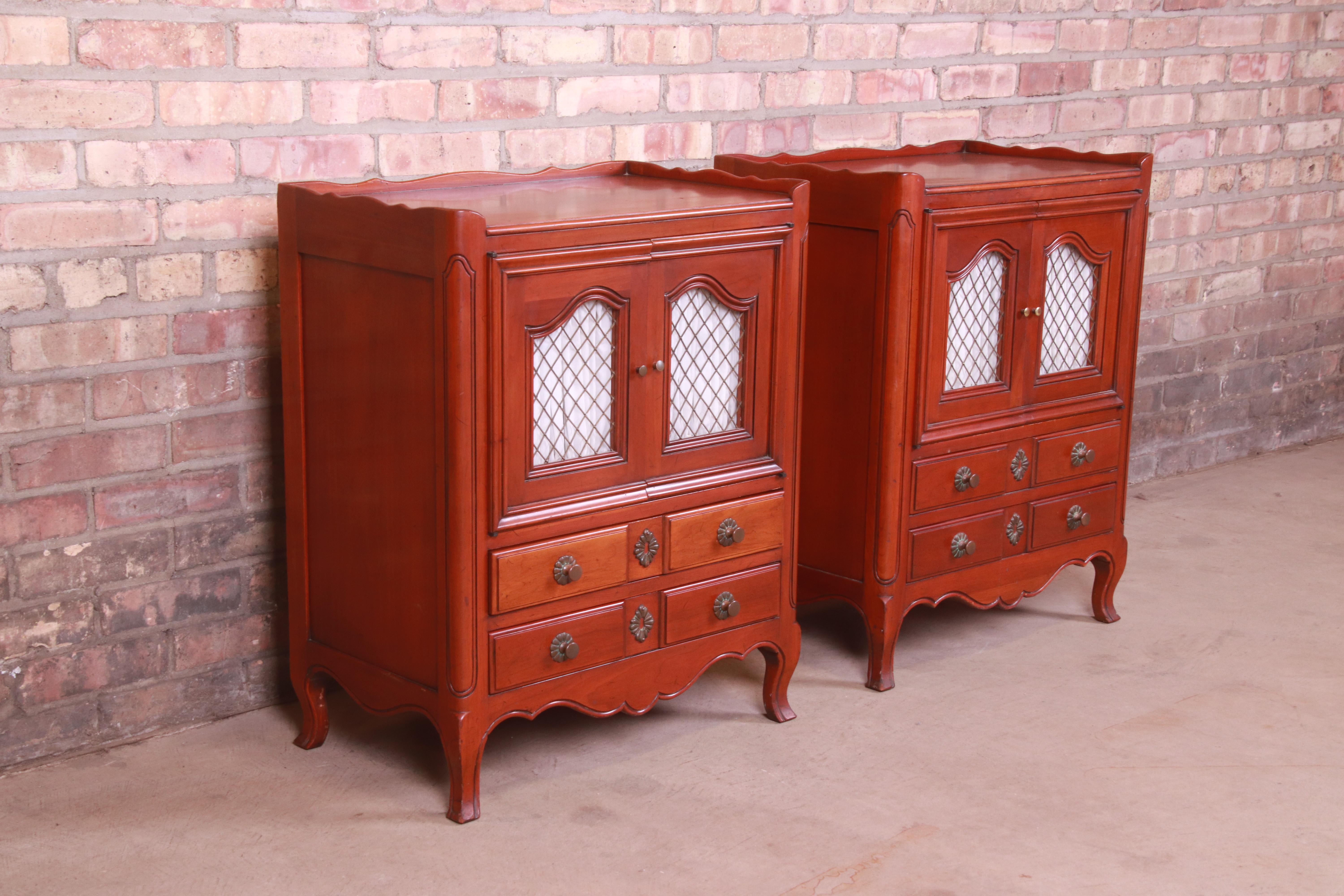 A gorgeous pair of mid-century French Provincial Louis XV style nightstands or end tables

By Ralph Widdicomb for John Widdicomb Co.

USA, Circa 1940s

Solid cherry wood, with original brass hardware.

Measures: 22