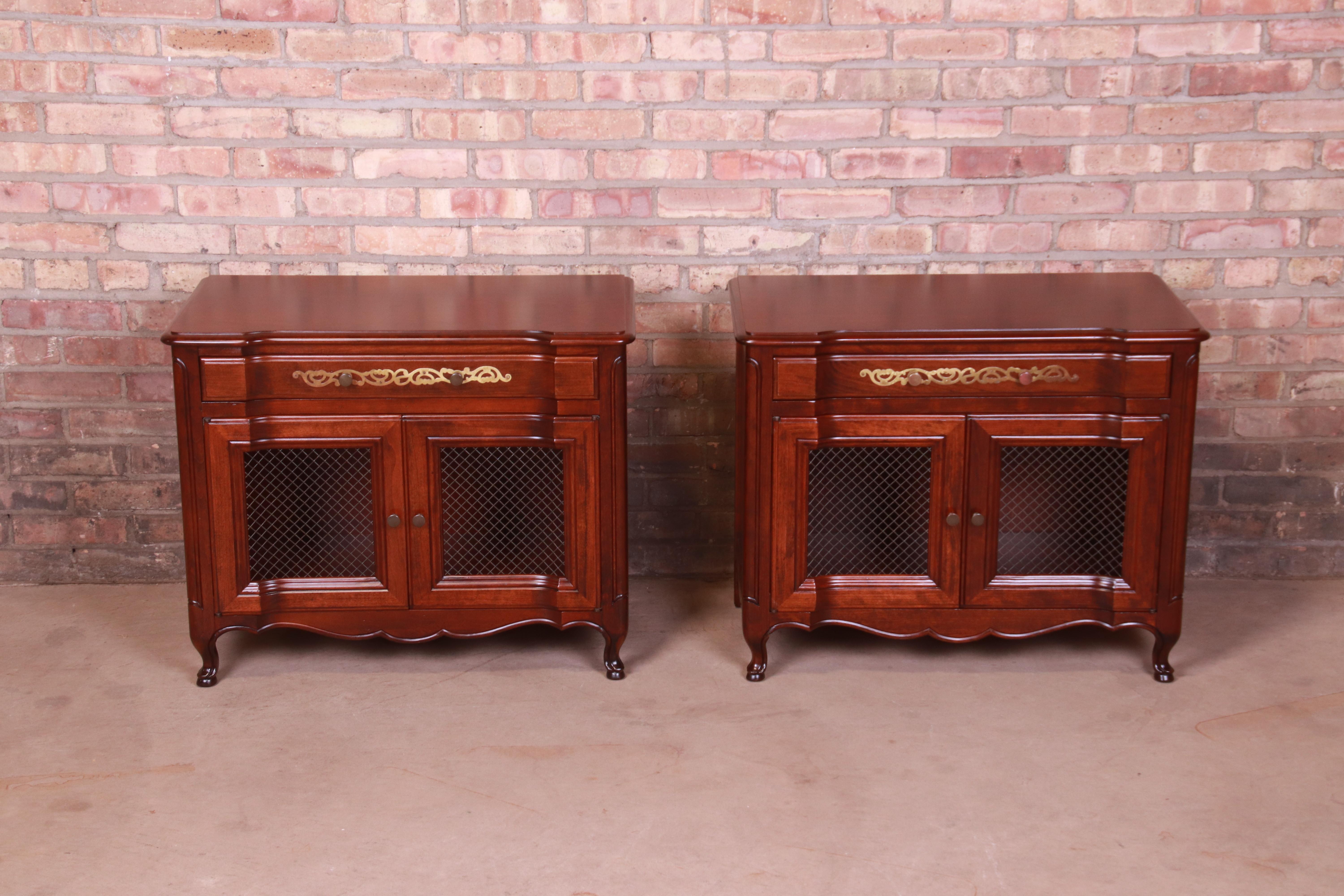 An exceptional pair of mid-century French Provincial Louis XV style nightstands

By John Widdicomb

USA, Circa 1950s

Carved solid cherry wood, with original brass hardware.

Measures: 30.25