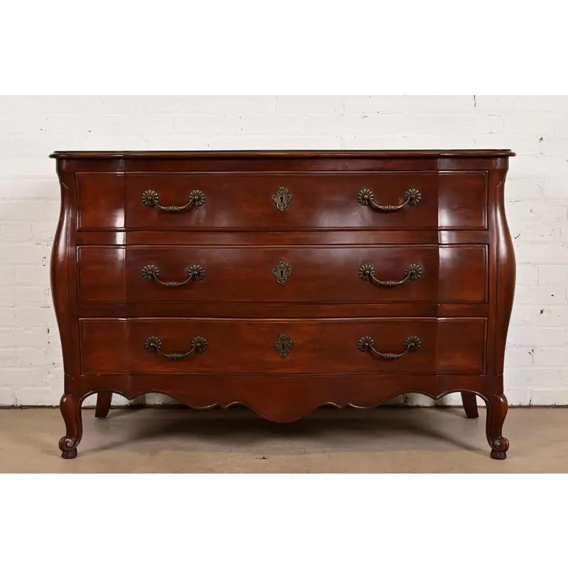 Una splendida commode, comò o cassettiera in stile bombay della provincia francese Luigi XV

Di Ralph Widdicomb per John Widdicomb Co.

USA, circa anni '40

In legno massiccio di ciliegio intagliato, con ferramenta originale in ottone.

Misure: