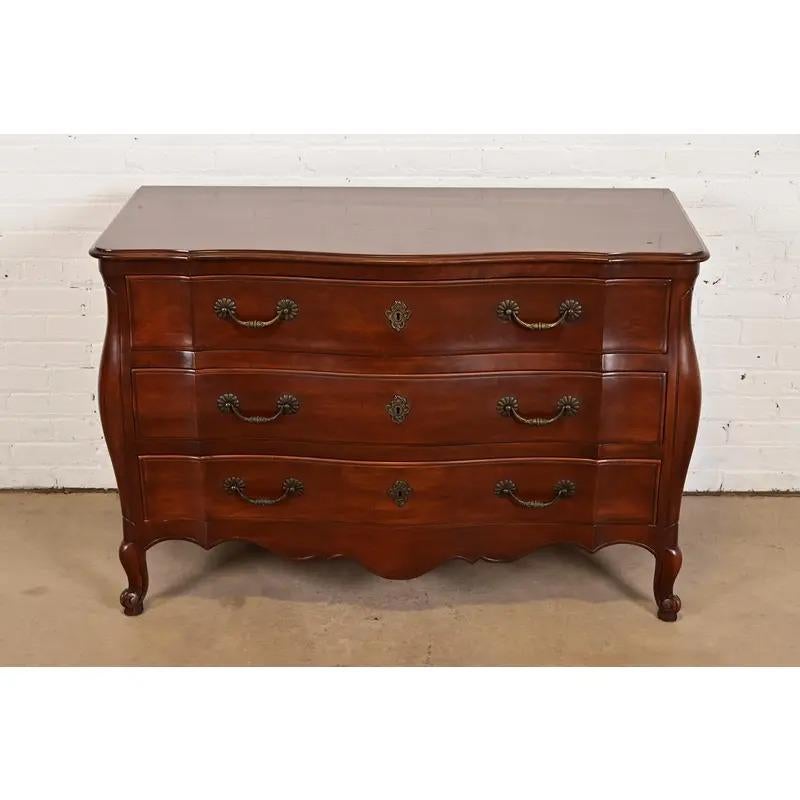 Stile provenzale Cassettiera John Widdicomb in stile provinciale Luigi XV, circa anni '40 in vendita