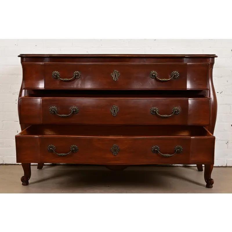 Metà XX secolo Cassettiera John Widdicomb in stile provinciale Luigi XV, circa anni '40 in vendita