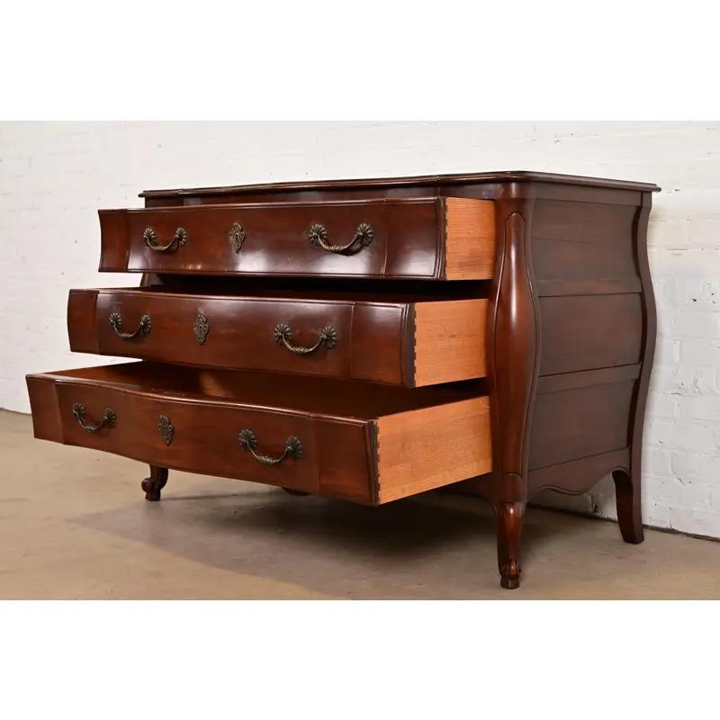 Ottone Cassettiera John Widdicomb in stile provinciale Luigi XV, circa anni '40 in vendita