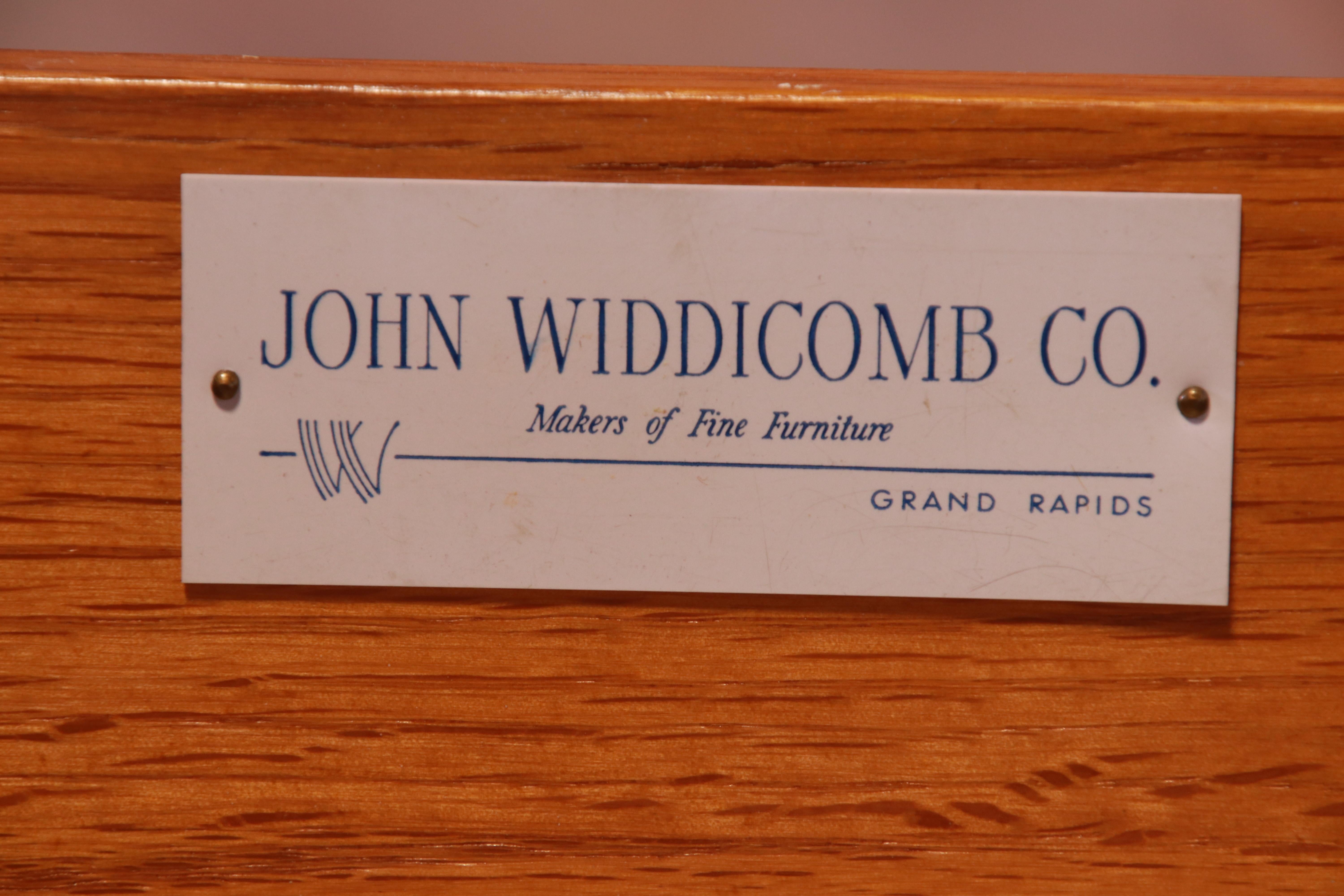 John Widdicomb Französische Provence Louis XV Lackierte Highboykommode, neu lackiert im Angebot 6