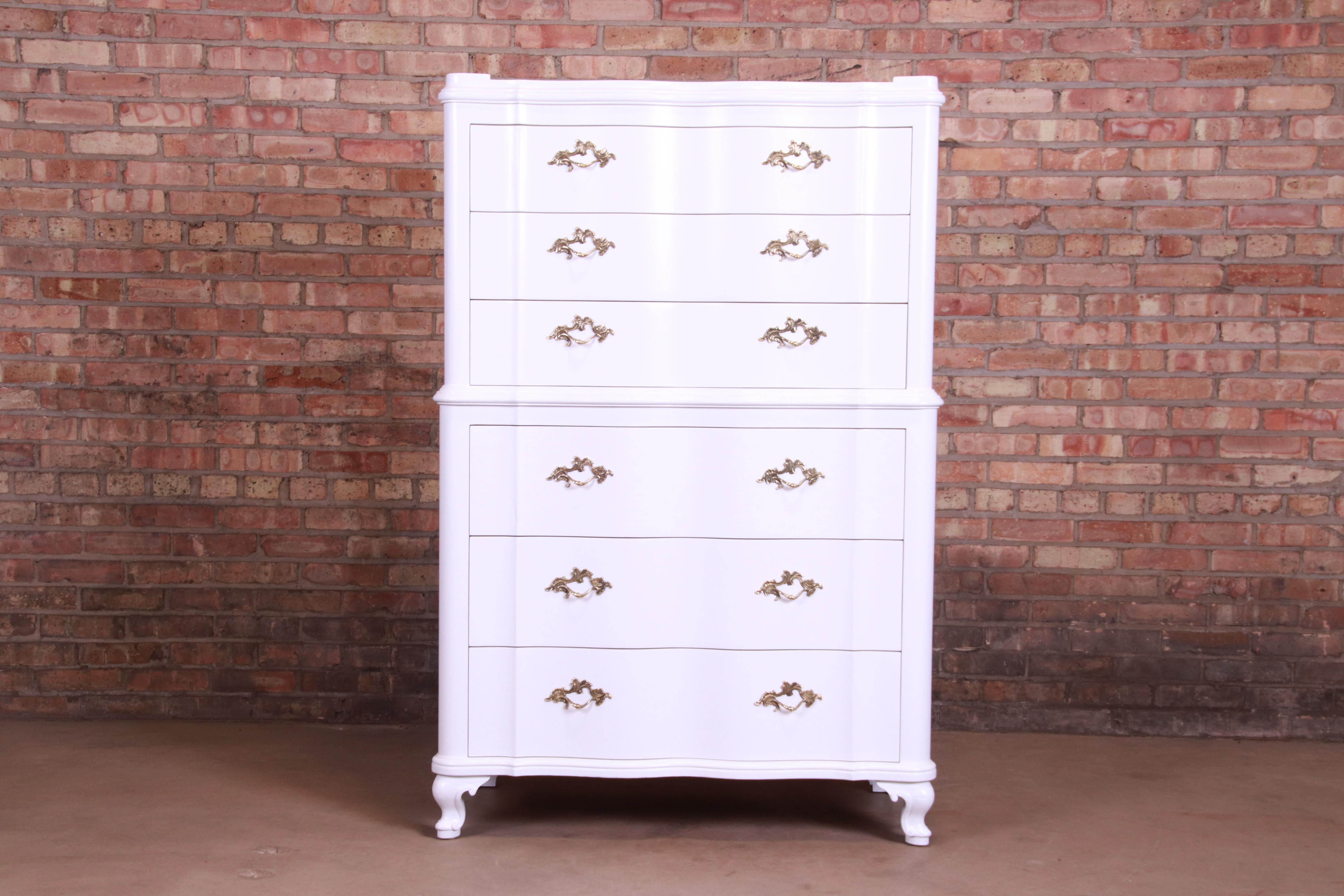 An exceptional French Provincial Louis XV style highboy dresser

By John Widdicomb

USA, circa 1940s

White lacquered mahogany, with original brass hardware.

Measures: 39.25